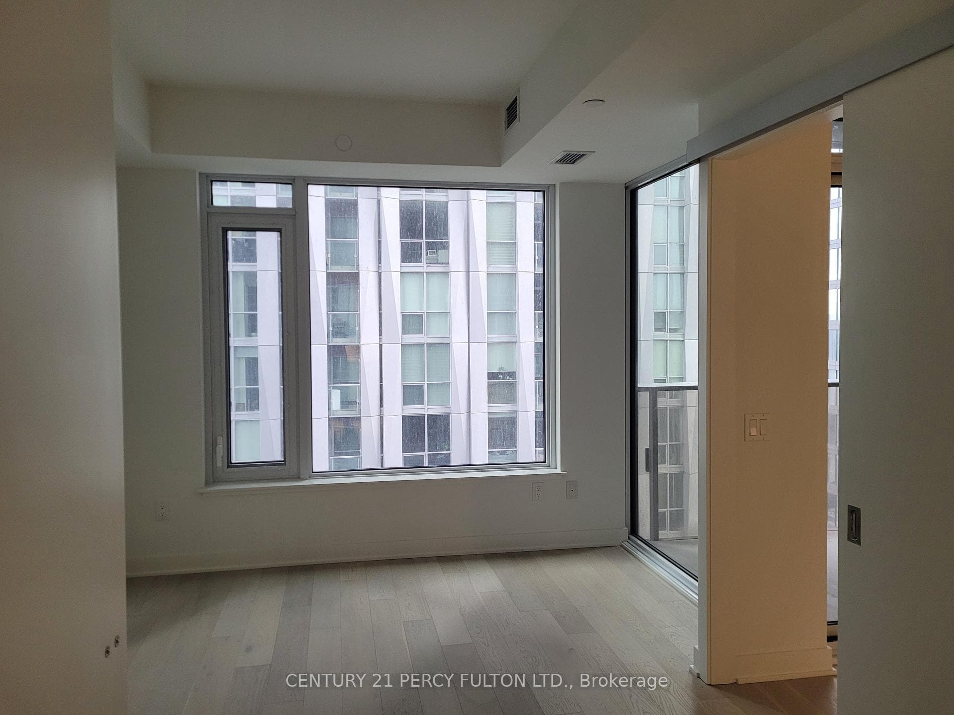 11 Yorkville Avenue Unit 2007 photo 6
