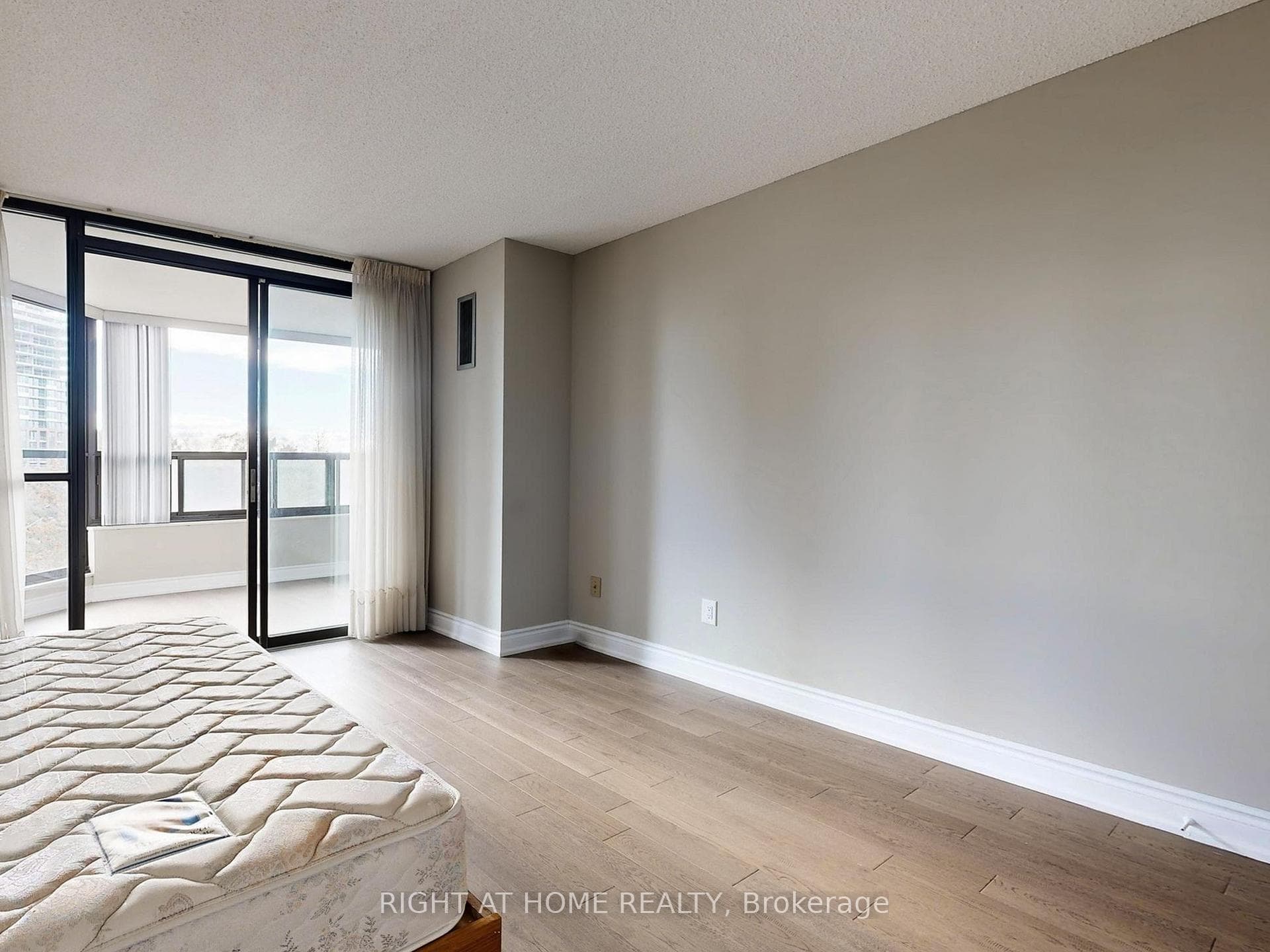 33 Elmhurst Avenue Unit 606 photo 29