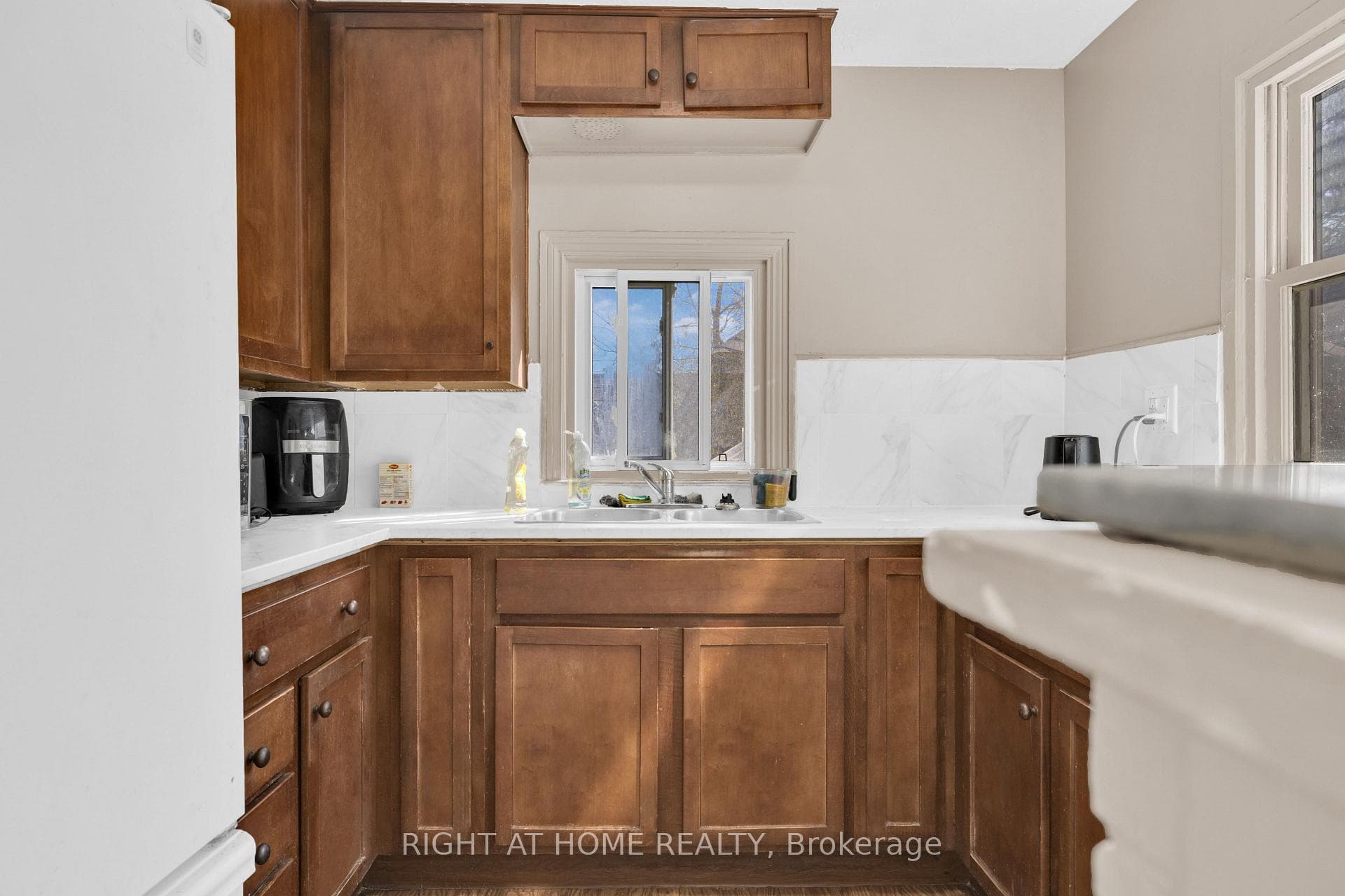 530-532 Campbell Avenue photo 8