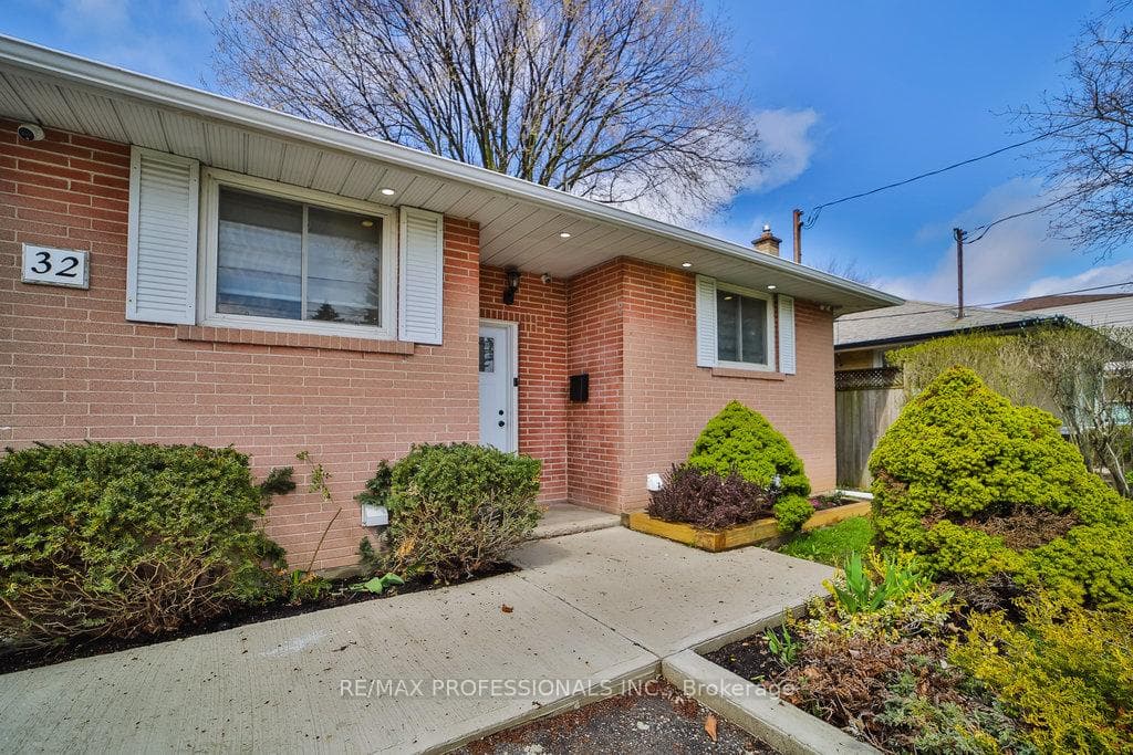 32 Oakridge Drive photo 2