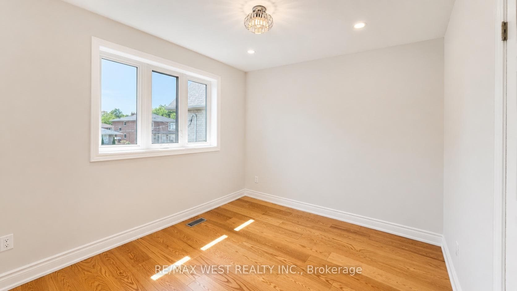 65 Foch Avenue photo 20
