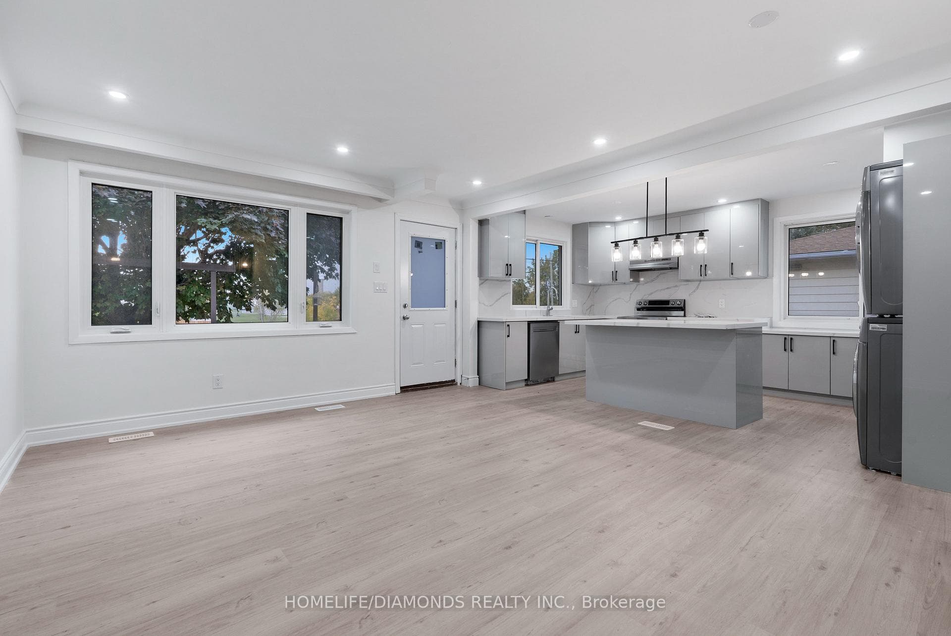210 MACKAN Street photo 9