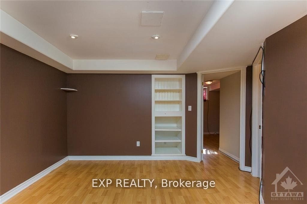 100 HUNTERSWOOD Crescent photo 27