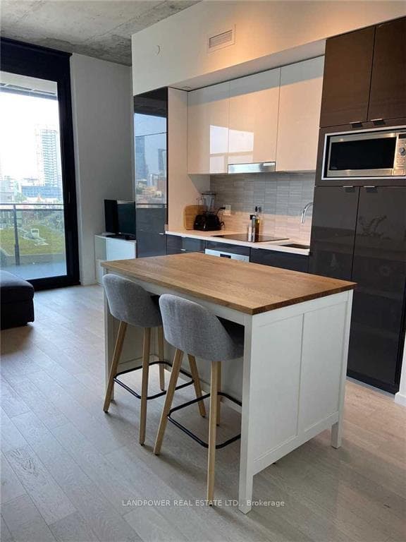 21 Lawren Harris Square Unit 906 photo 3