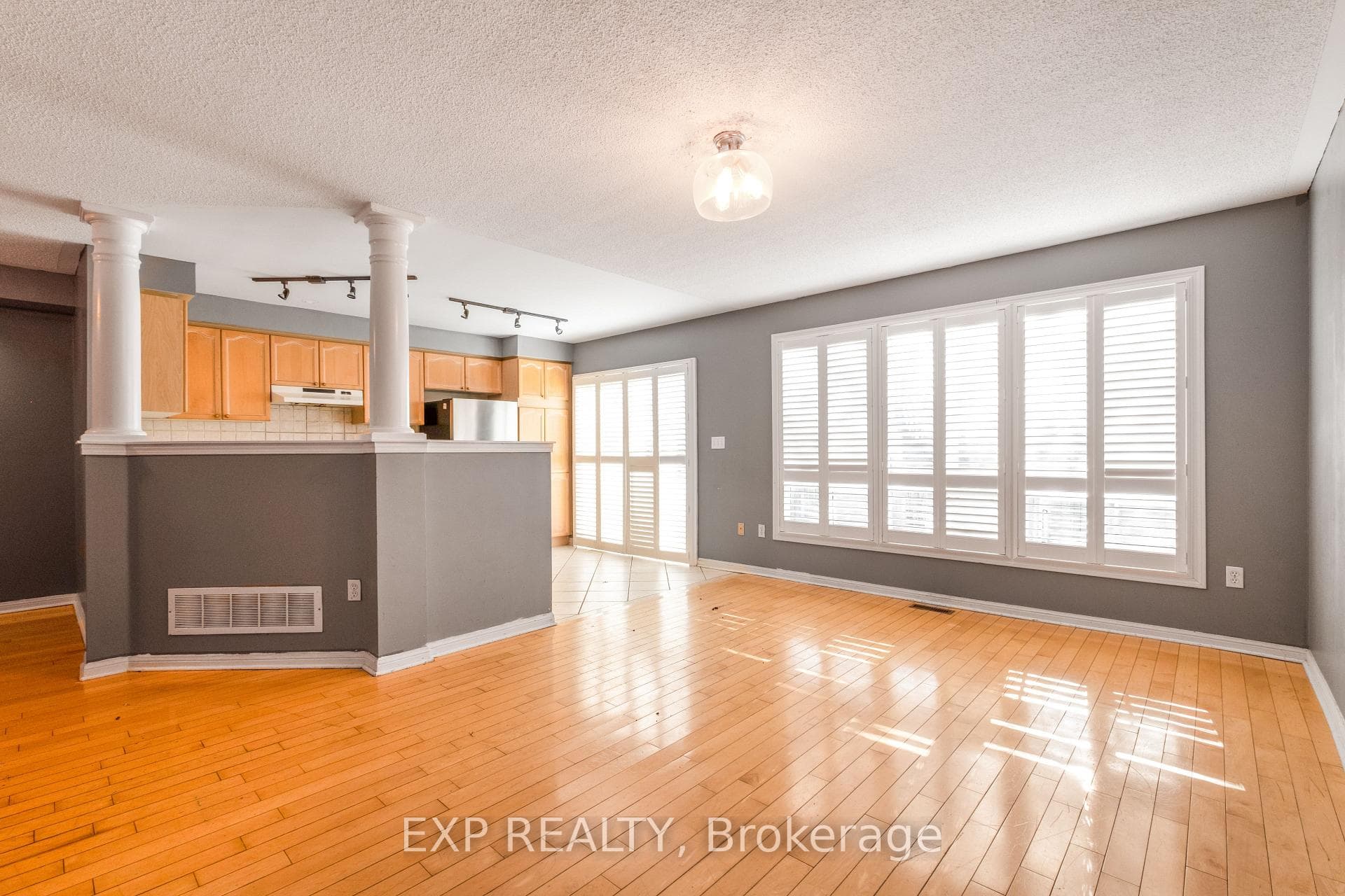 1643 Cartwright Crescent photo 5