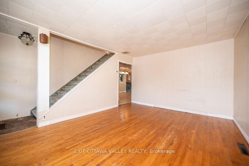 30 ALDER Crescent photo 4