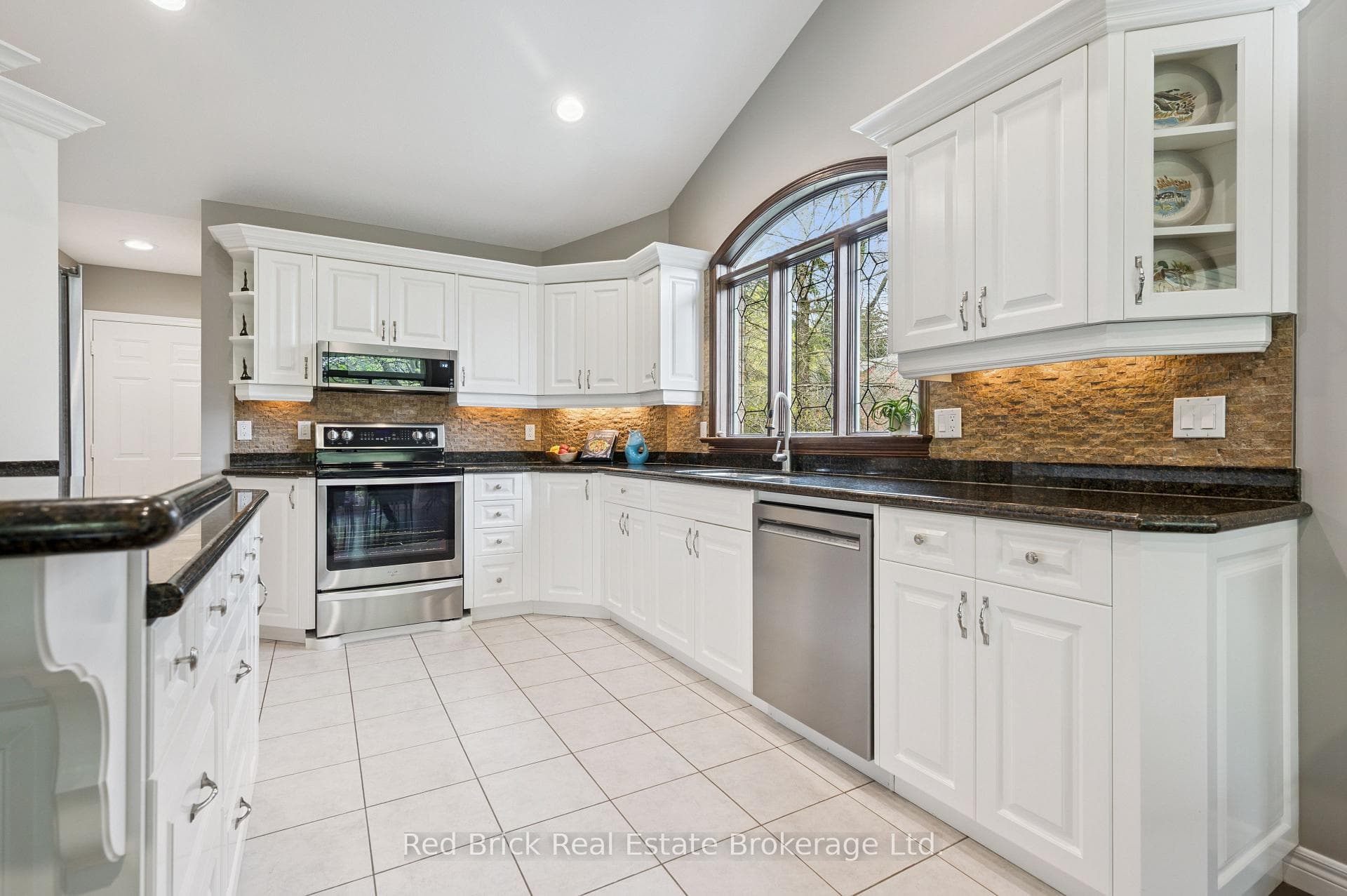 326 Erb Street photo 10