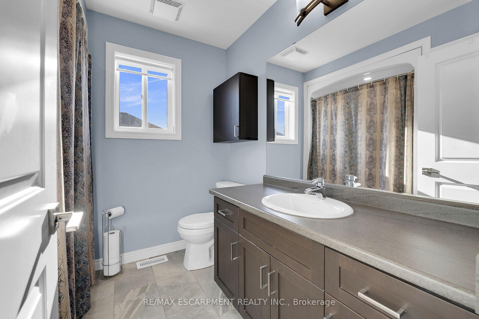 127 Lampman Drive photo 25