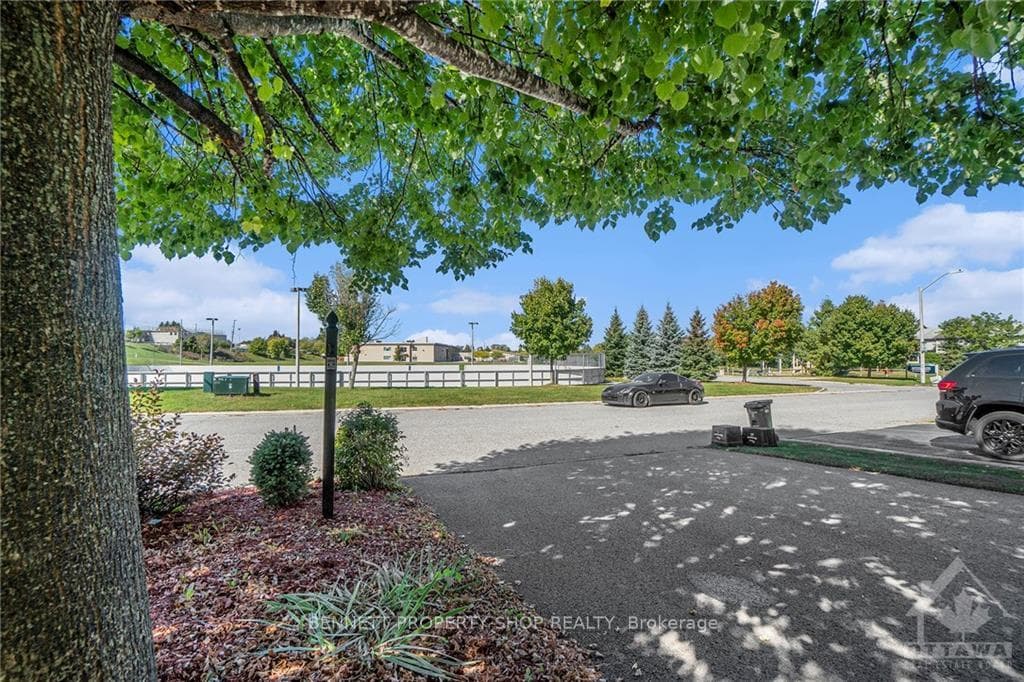 363 KINGHORN Crescent photo 2
