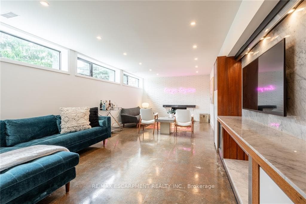 98 Mansfield Drive photo 25