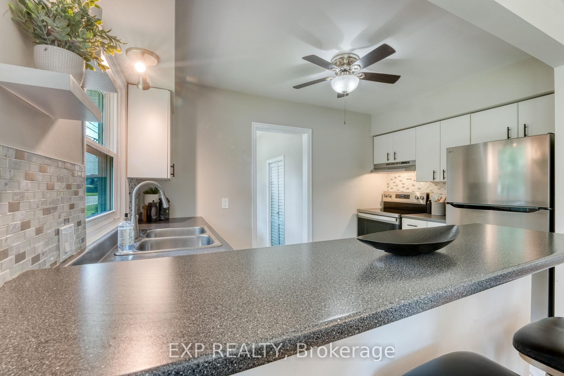 791 Scofield Avenue photo 9