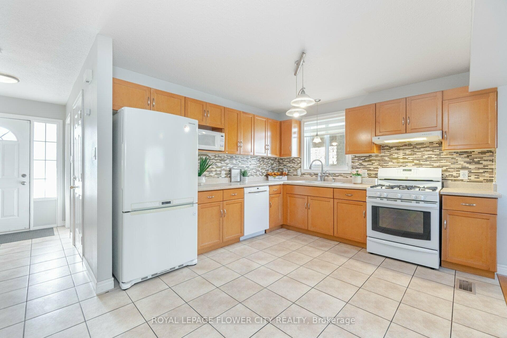 587 Langlaw Drive photo 8