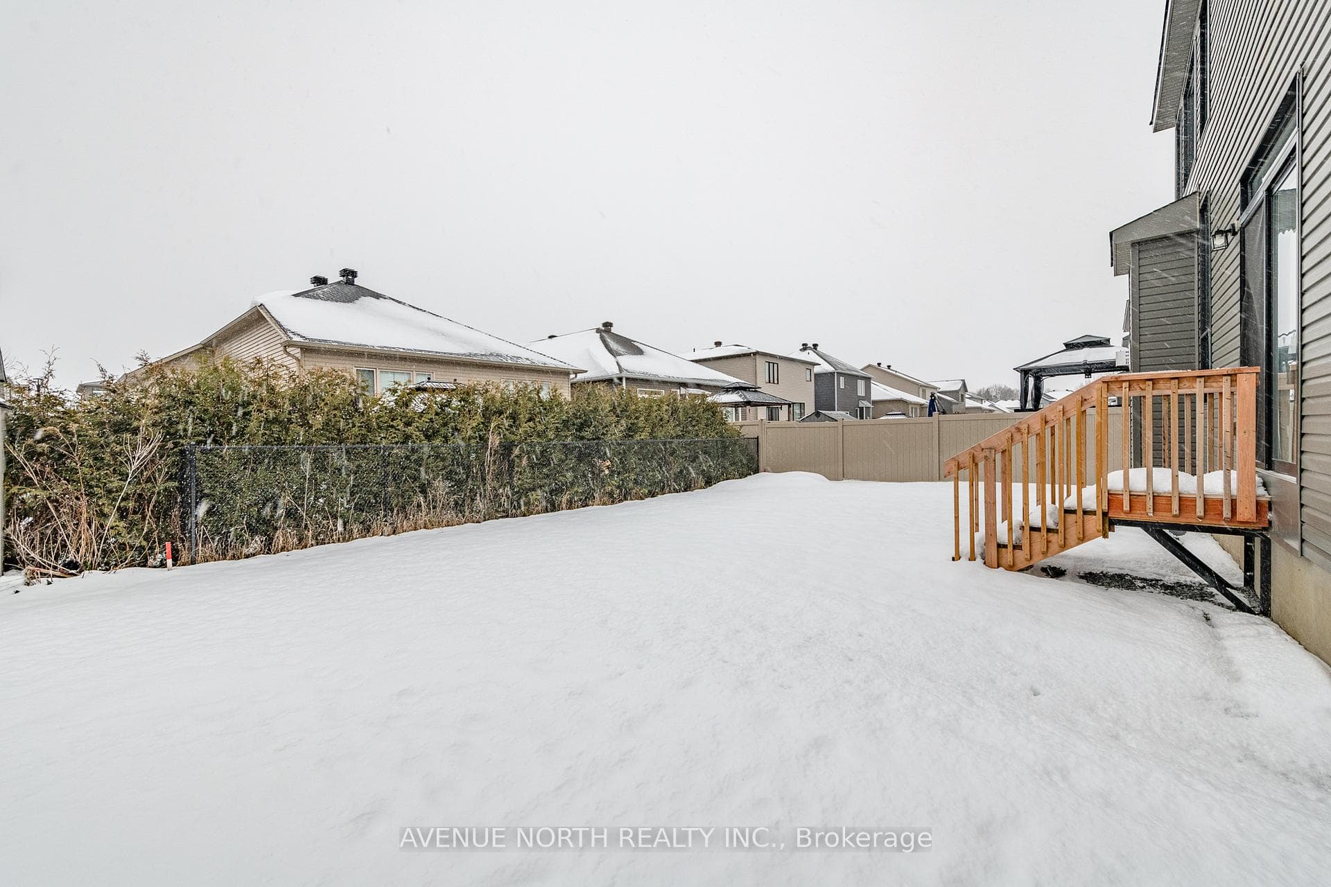 732 NAMUR Street photo 38