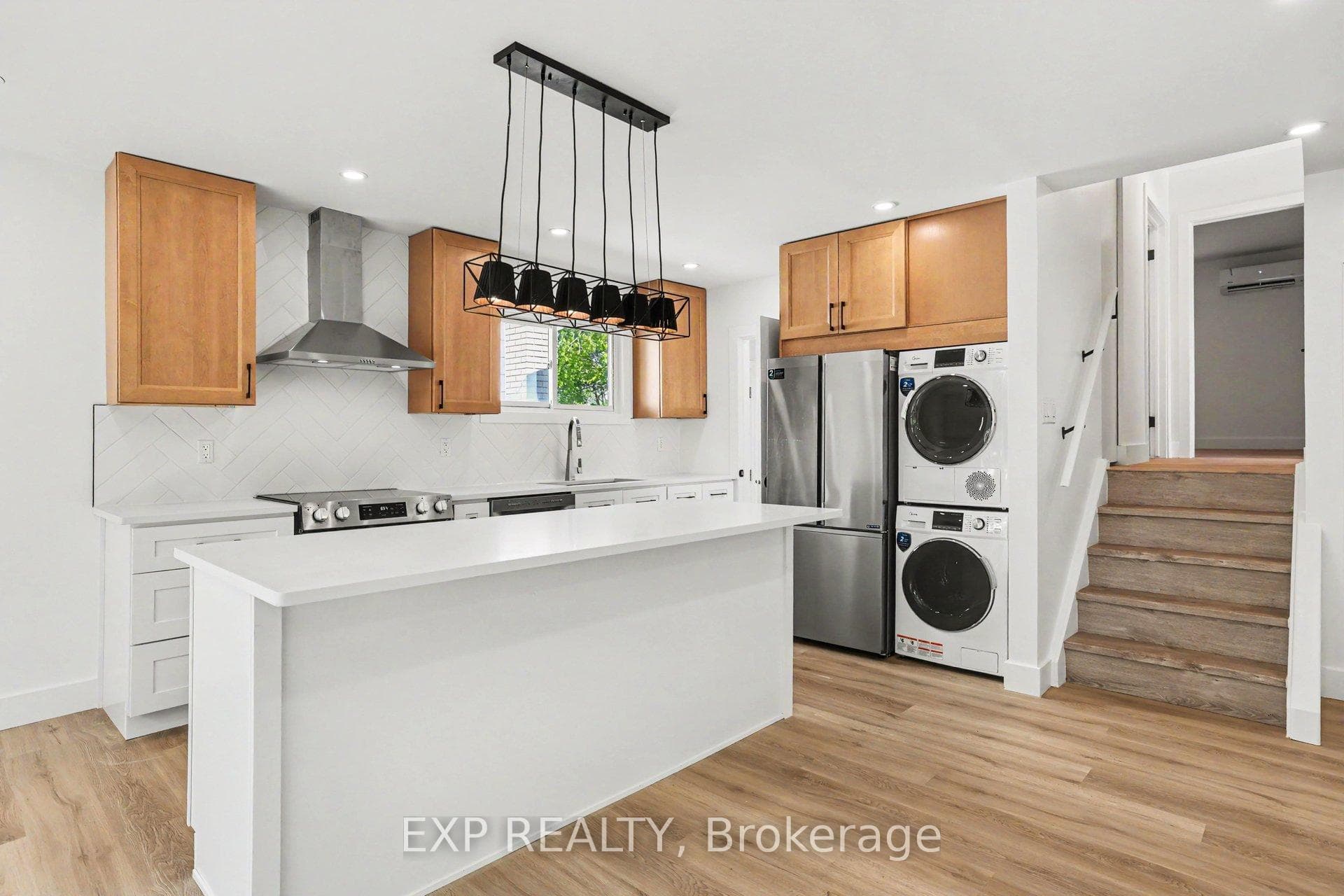 Kitchen:Quartz, new stove, dishwasher, fridge, W/D