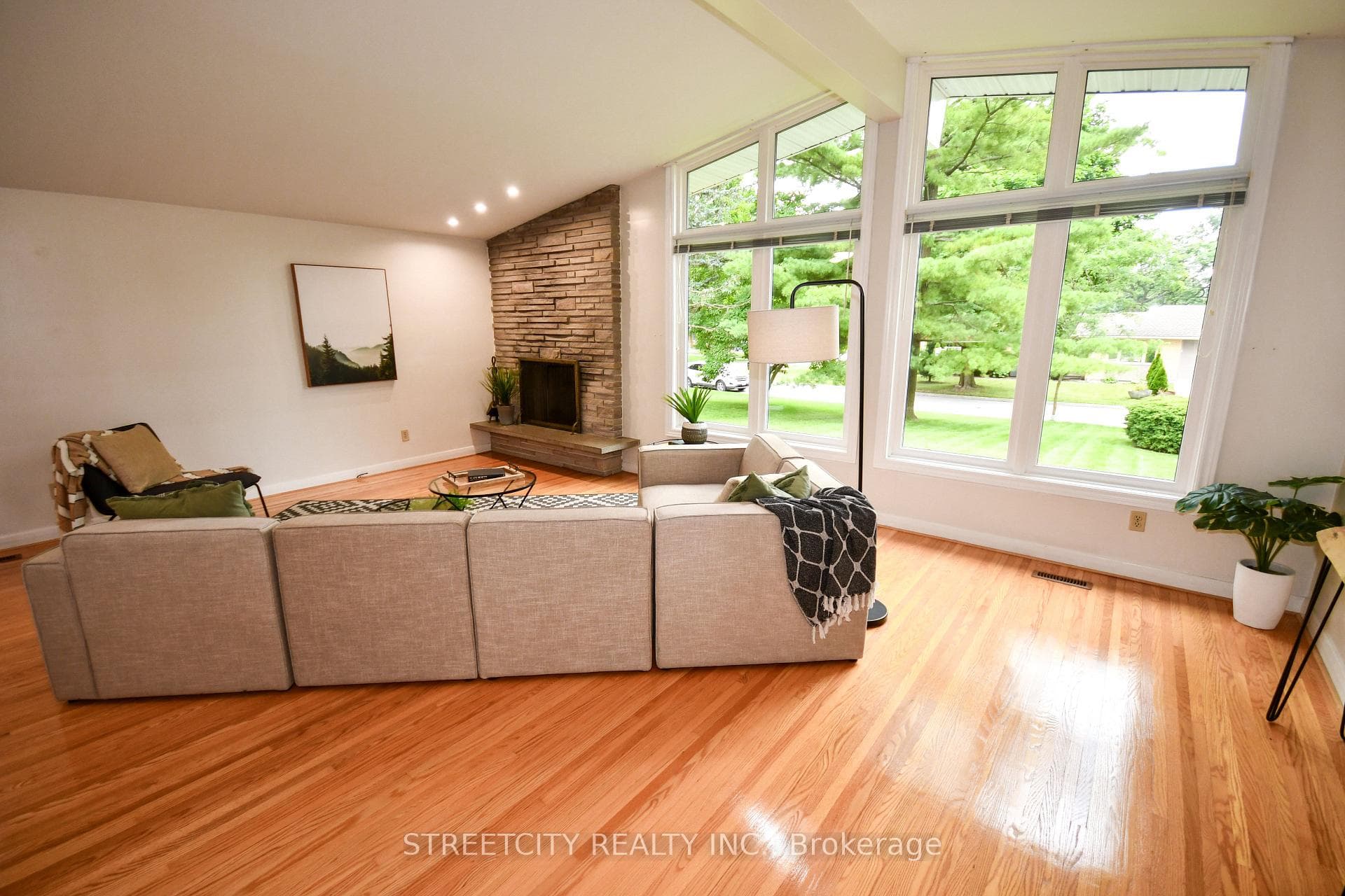 74 Torrington Crescent photo 6