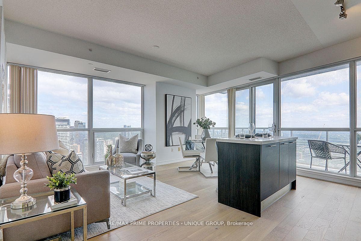 386 Yonge Street Unit 5202 photo 2