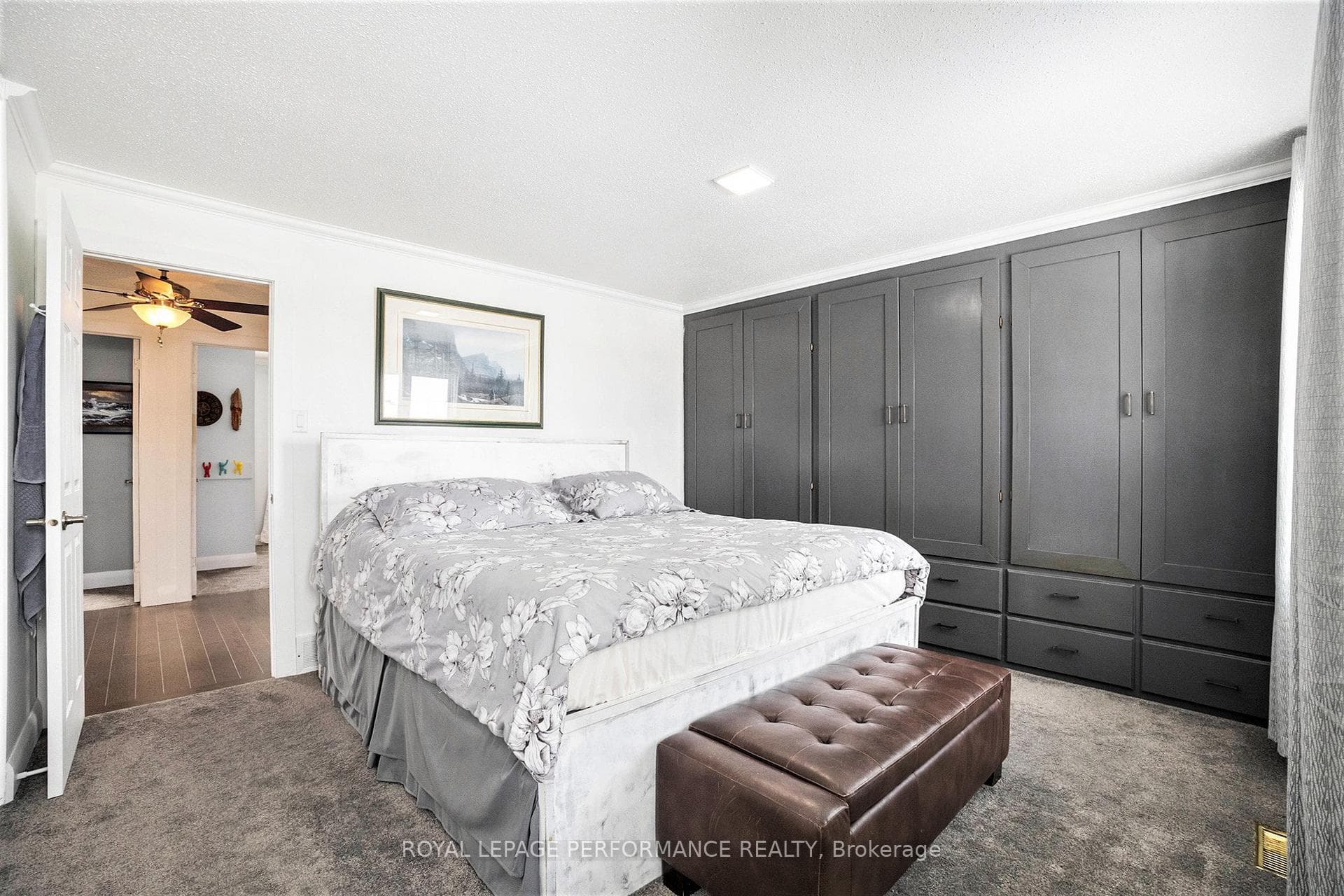 1070 St Germain Crescent photo 17