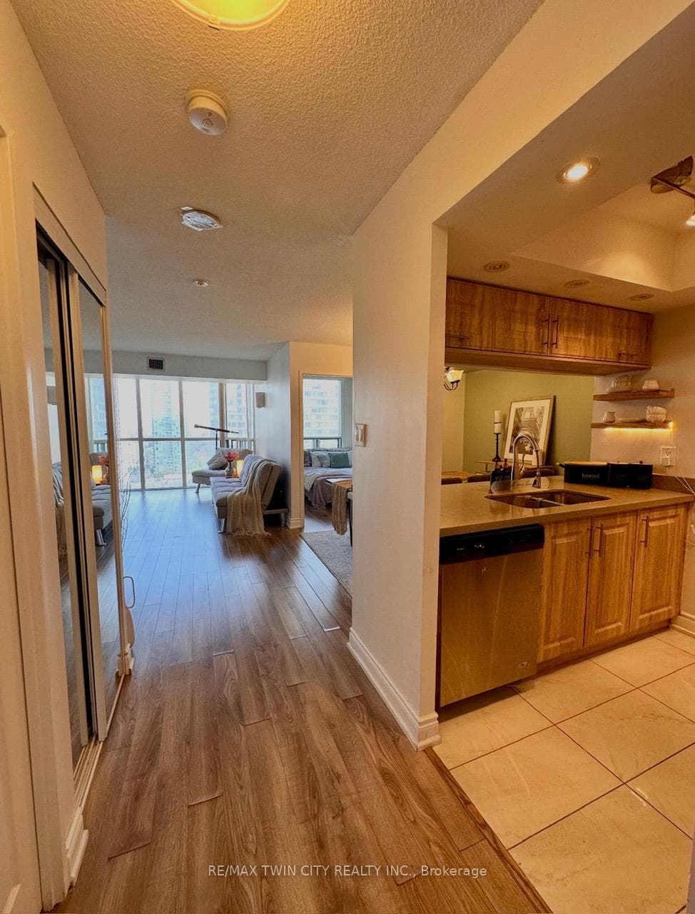 265 Enfield Place Unit 1801 photo 2