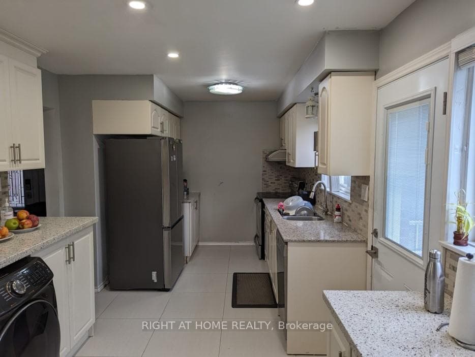 148 Sexton Crescent photo 7