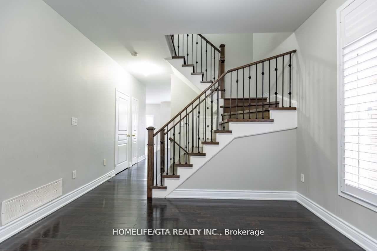154 Goldenwood Crescent photo 5