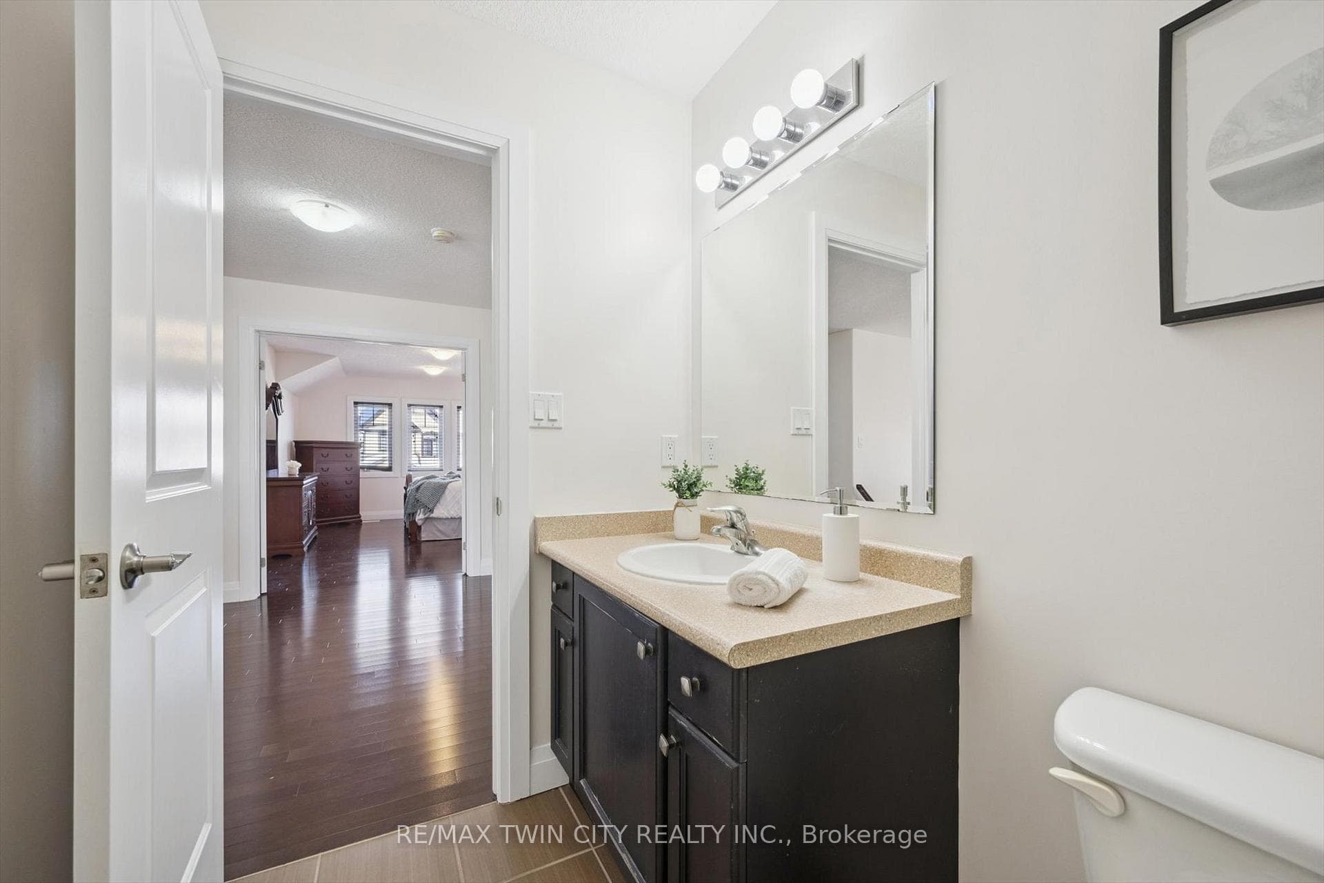 556 Netherwood Crescent photo 29