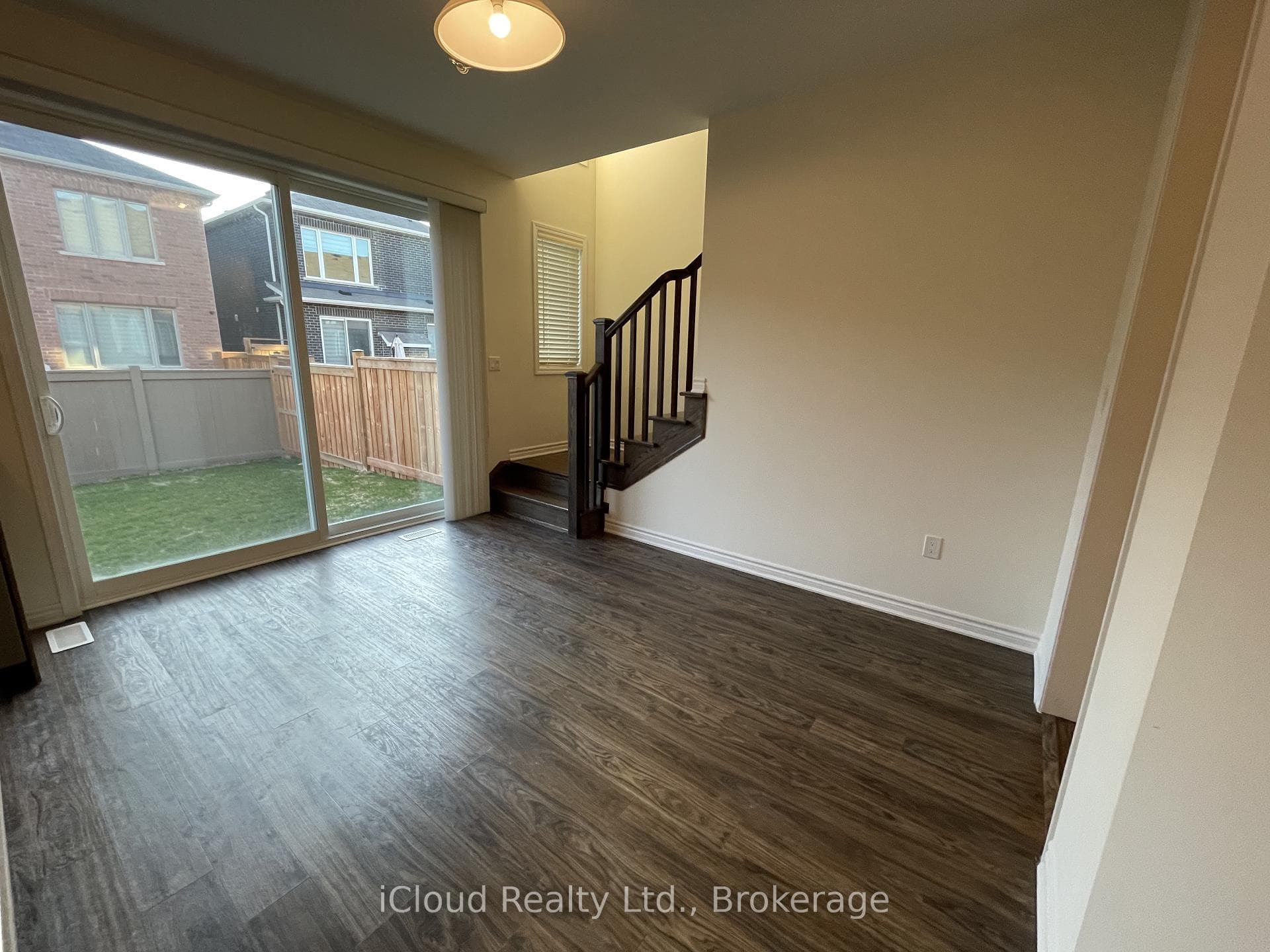 1360 Sycamore Gardens photo 20