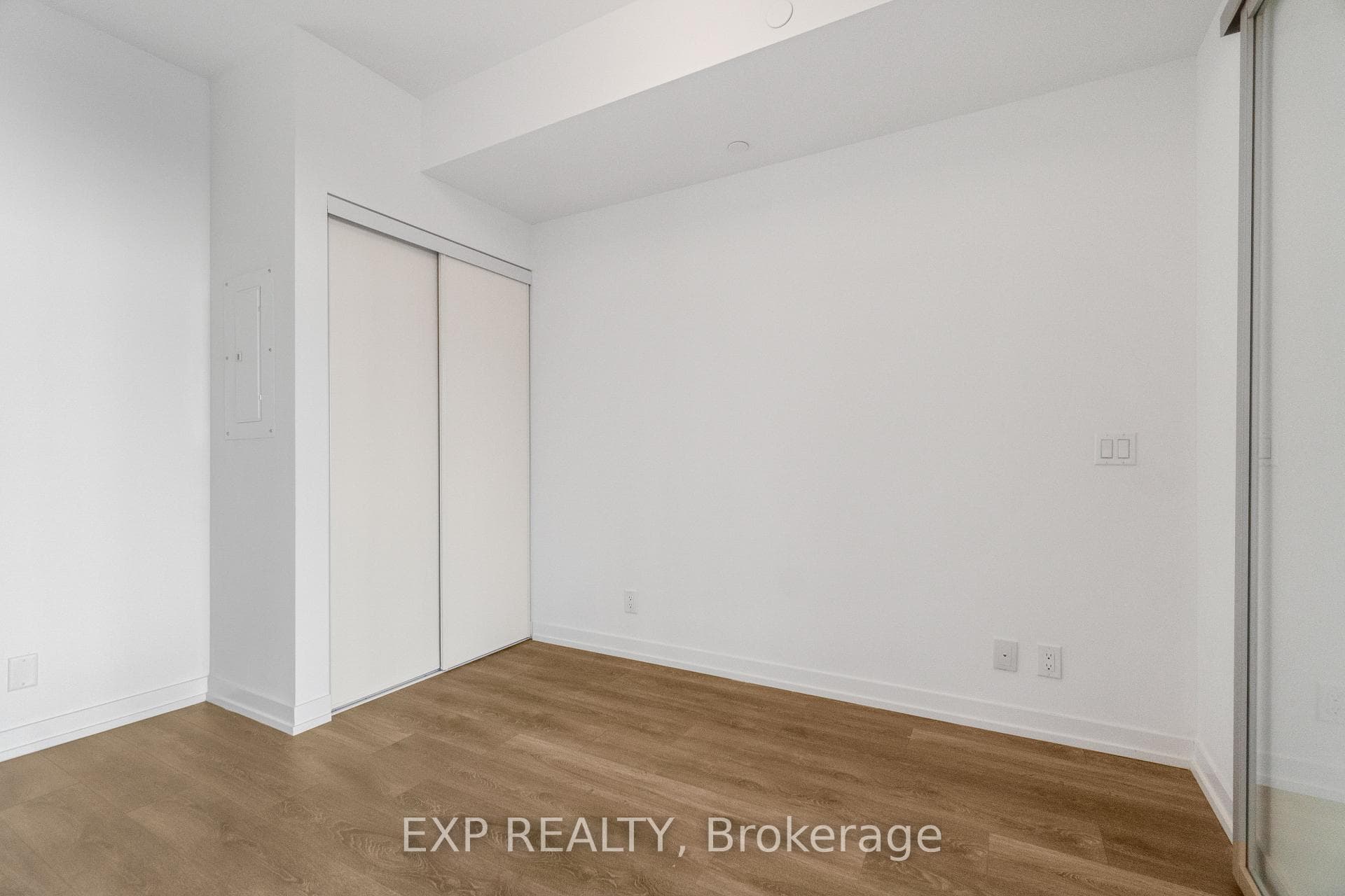 2020 BATHURST Street Unit 321 photo 16