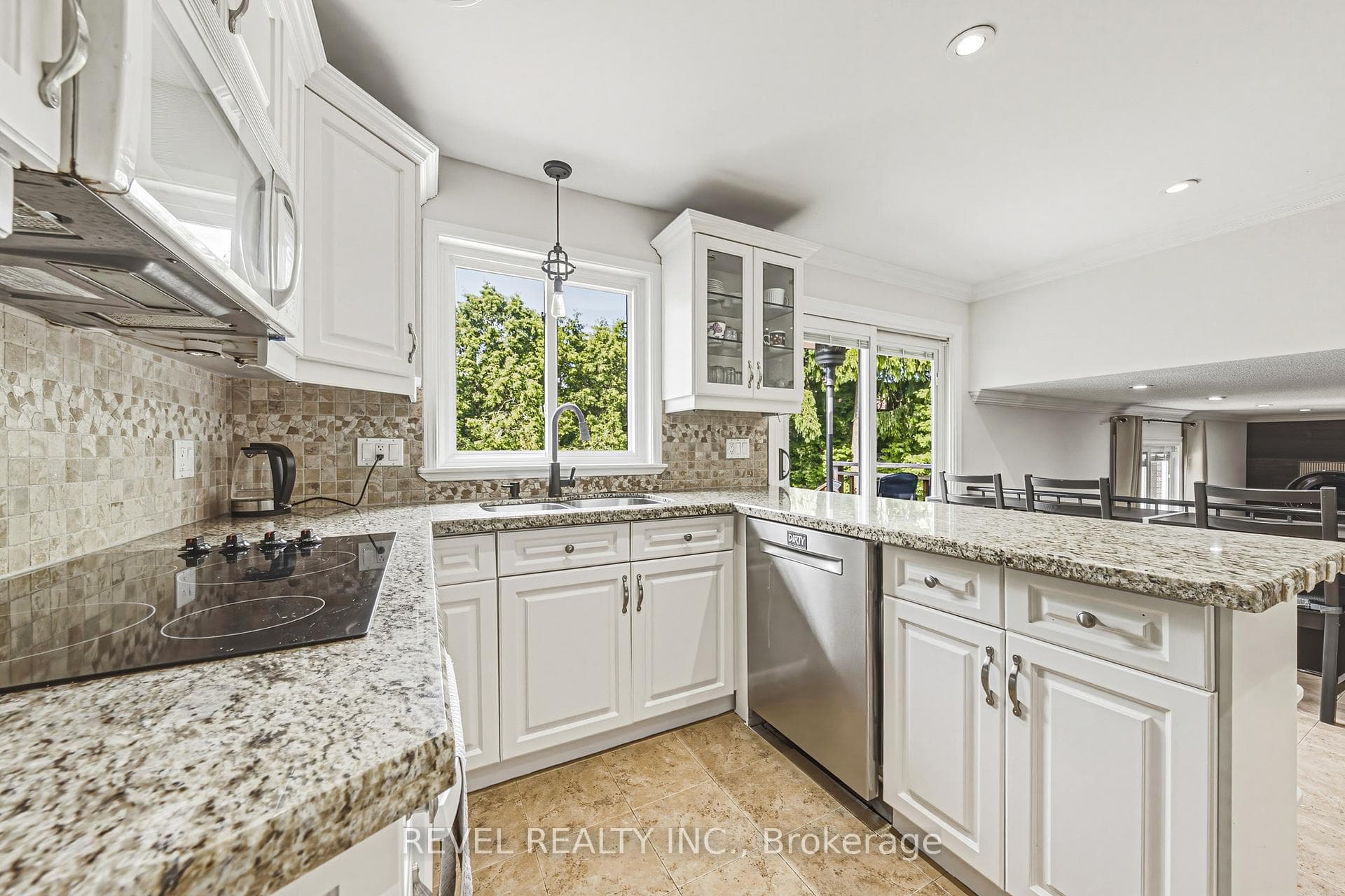 2546 Robinson Street photo 12