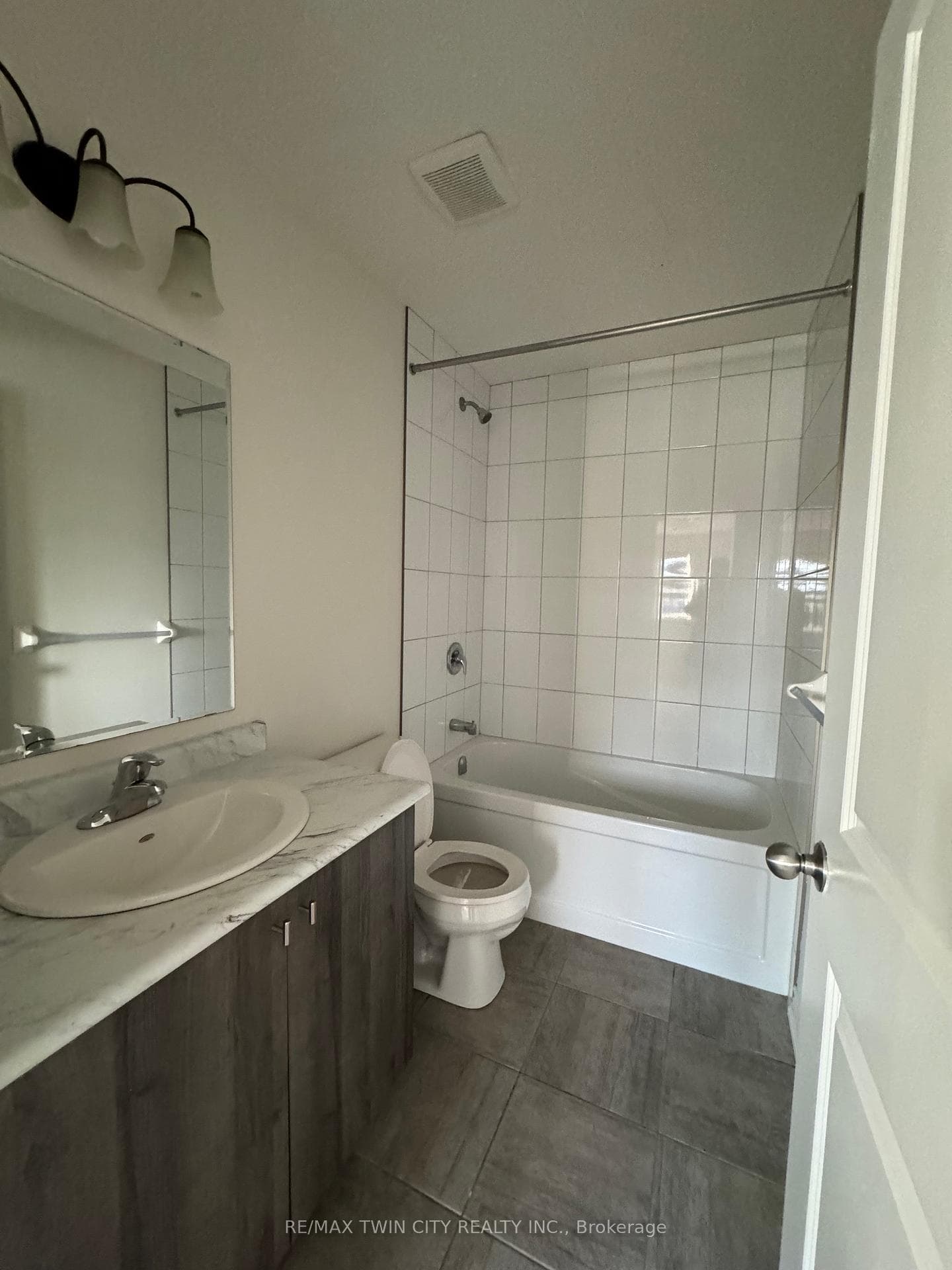 196 Links Crescent photo 8
