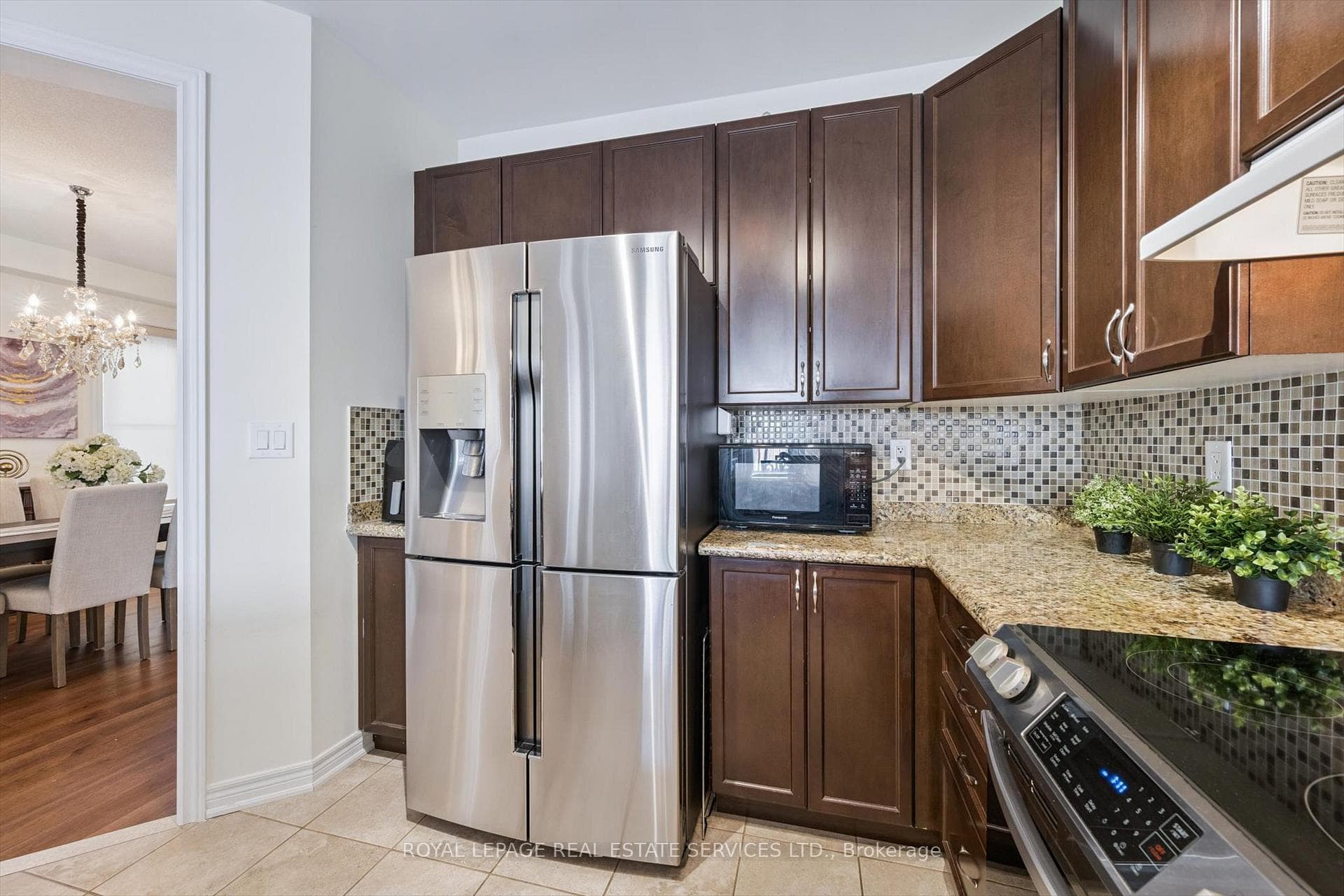 Upgraded Kitchen w Breakfast Bar