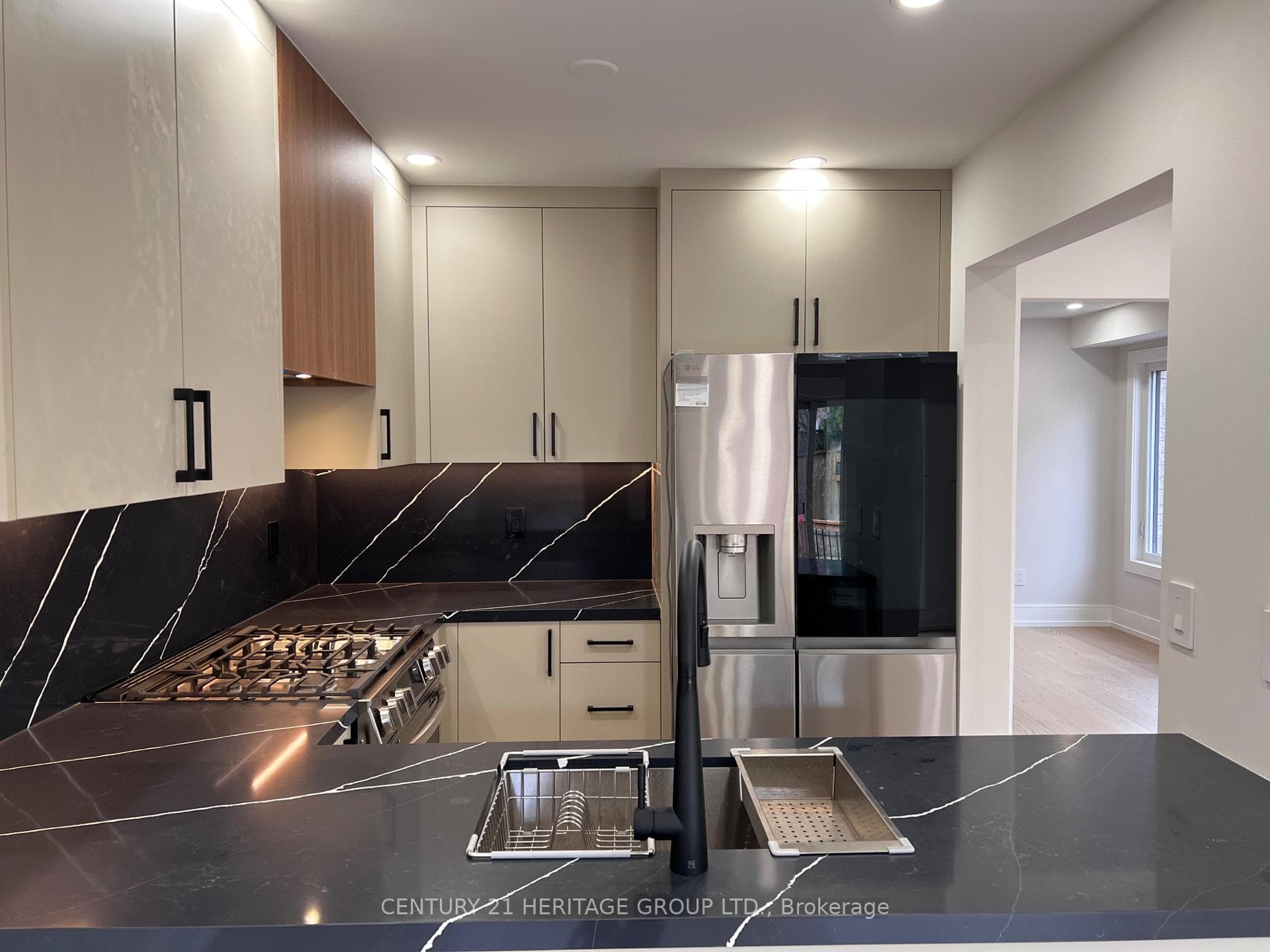 100 Woodroof Crescent photo 8