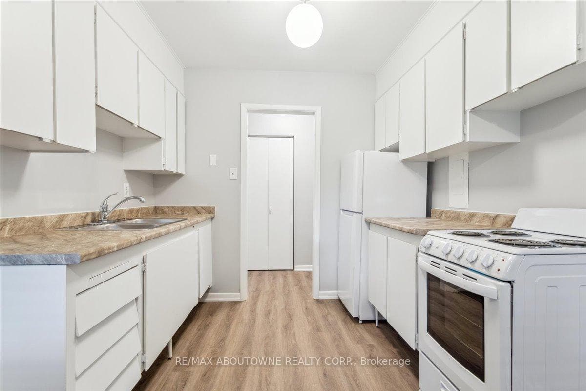 2344 Queensway Drive Unit 4 photo 11