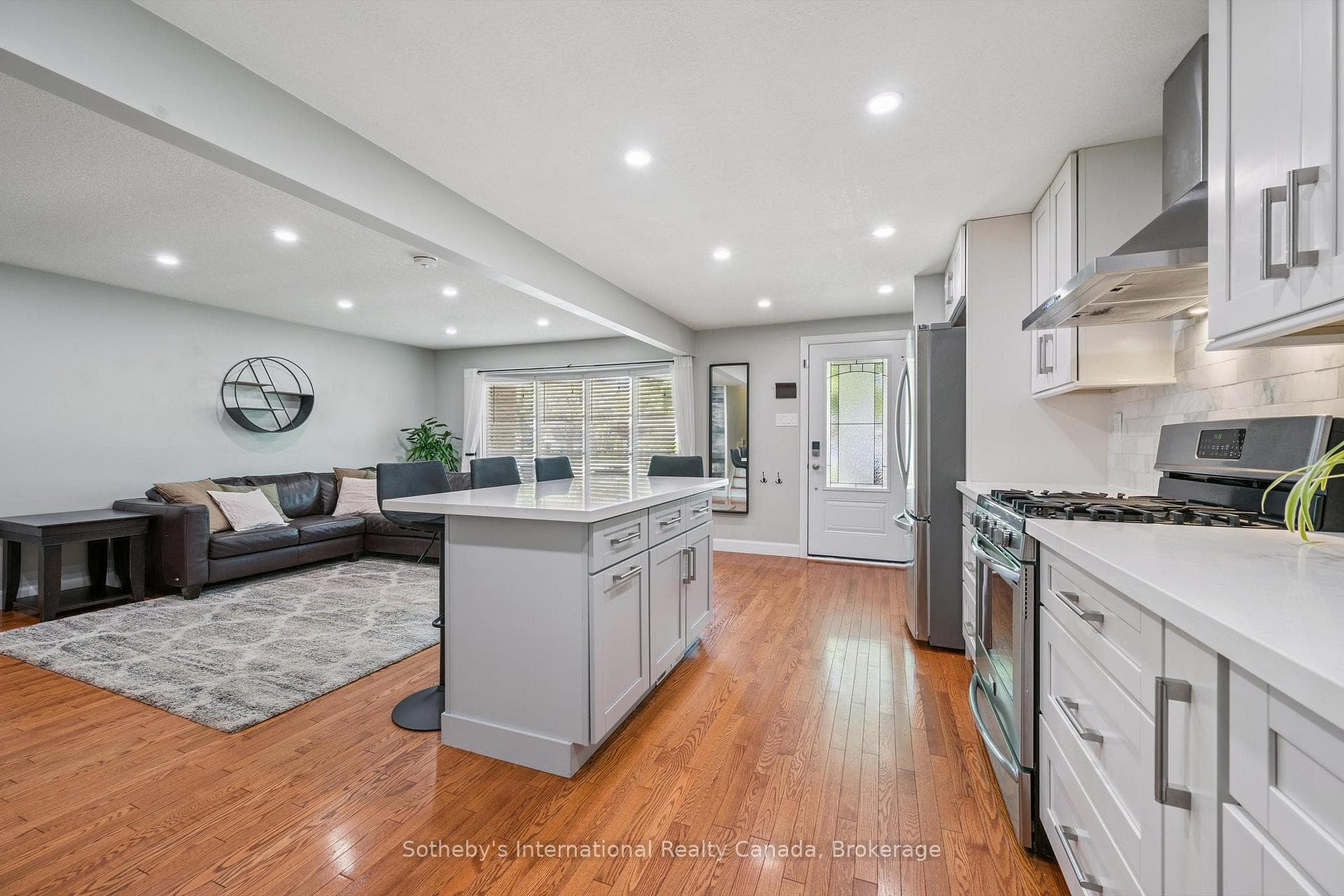 401 Midwood Crescent photo 9