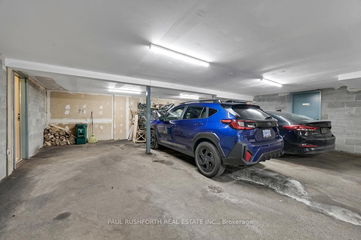 Garage parking Spot with inside entry