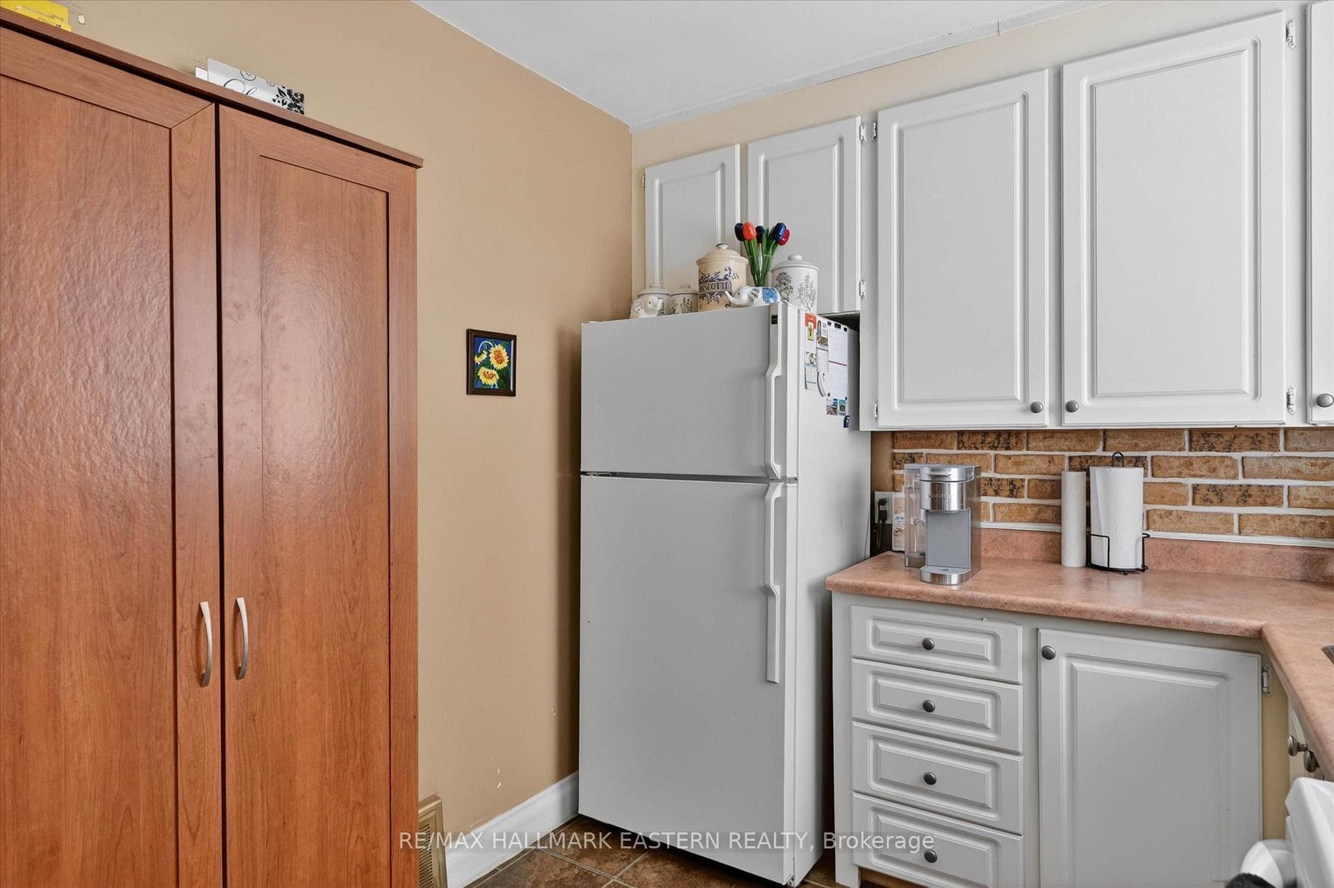 561 SPRUCE Avenue photo 13