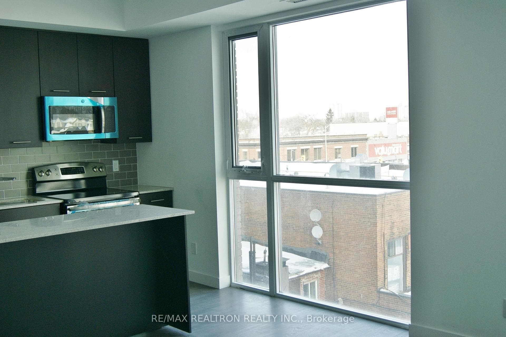 2055 Danforth Avenue Unit 410 photo 4
