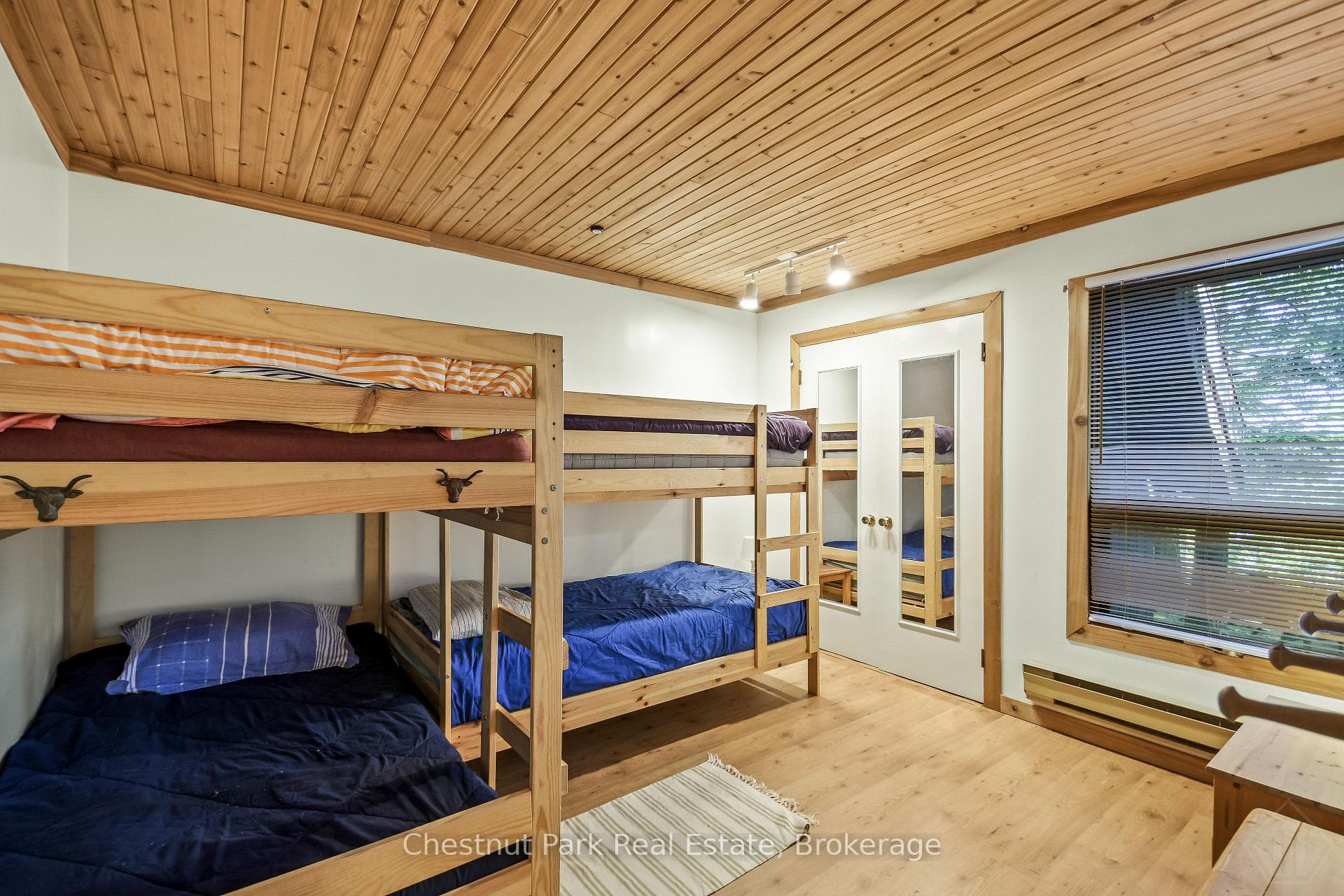 1 Merlin (Island M91) Island photo 15
