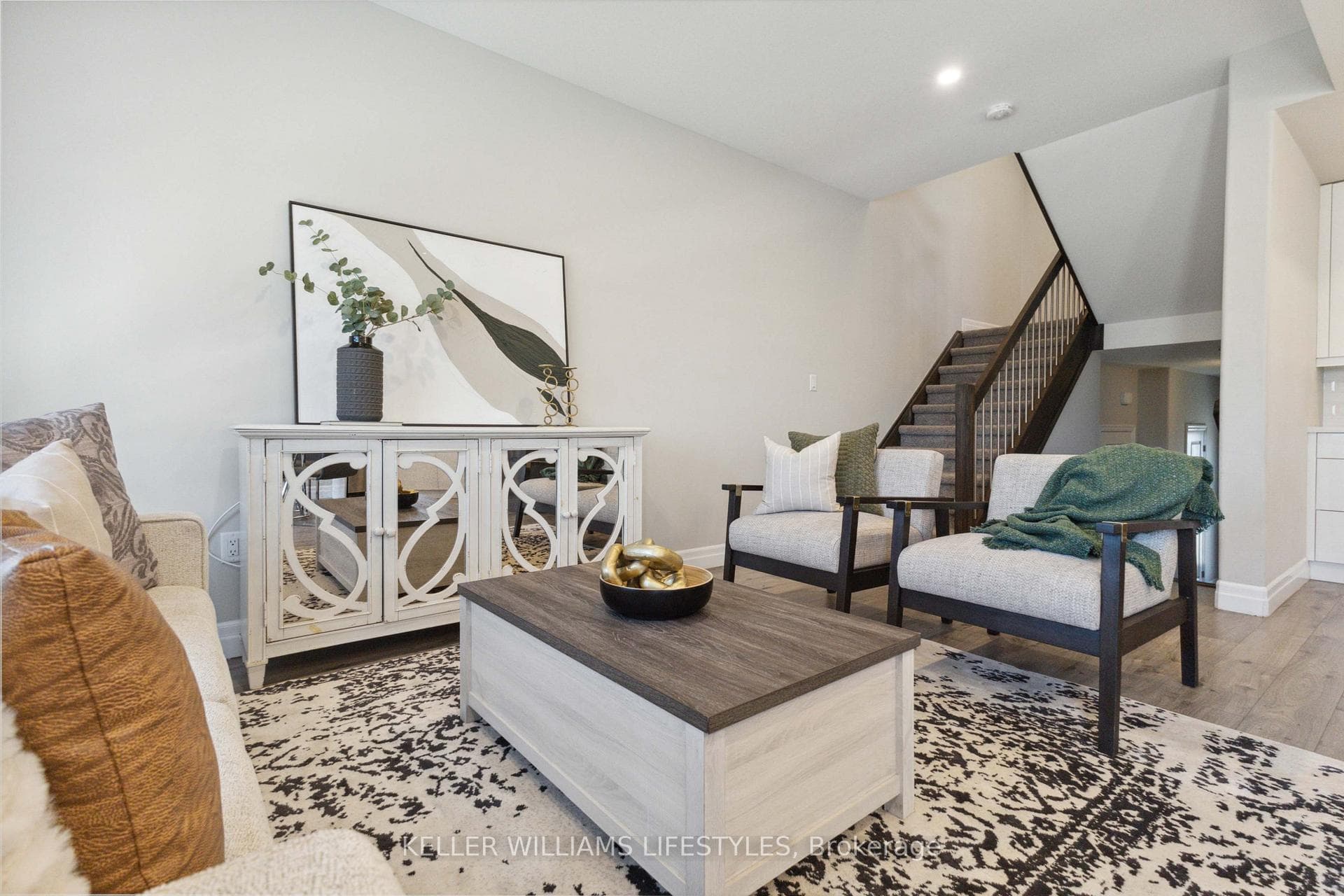 815 Sarnia Road photo 6