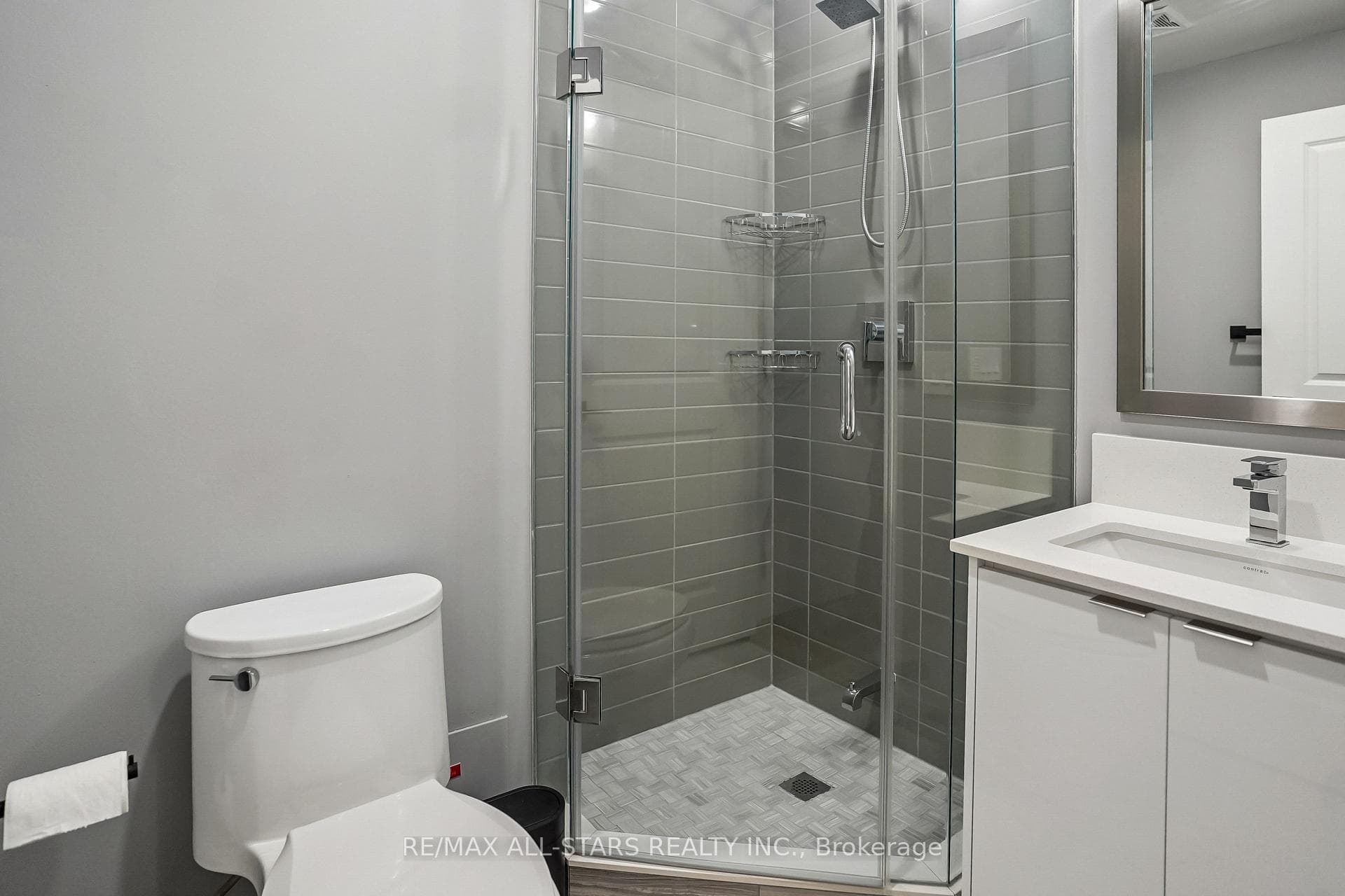Full bathroom near den