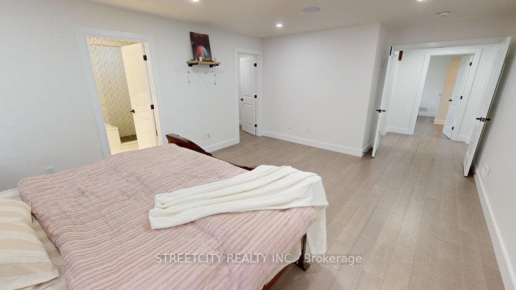 1460 MEDWAY PARK Drive photo 21