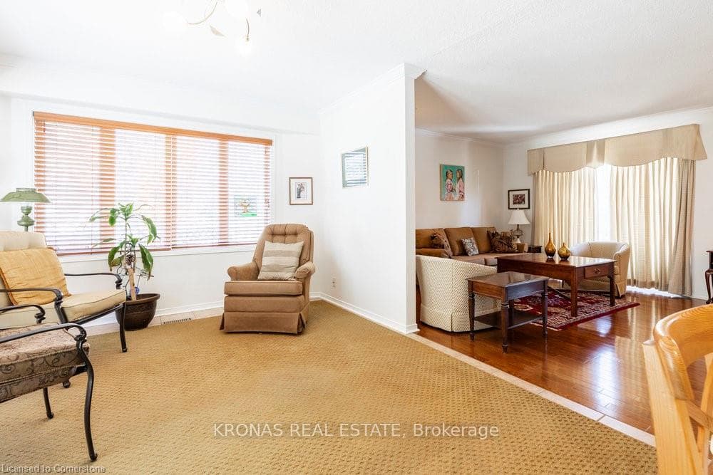 212 SILVERBIRCH Boulevard photo 15