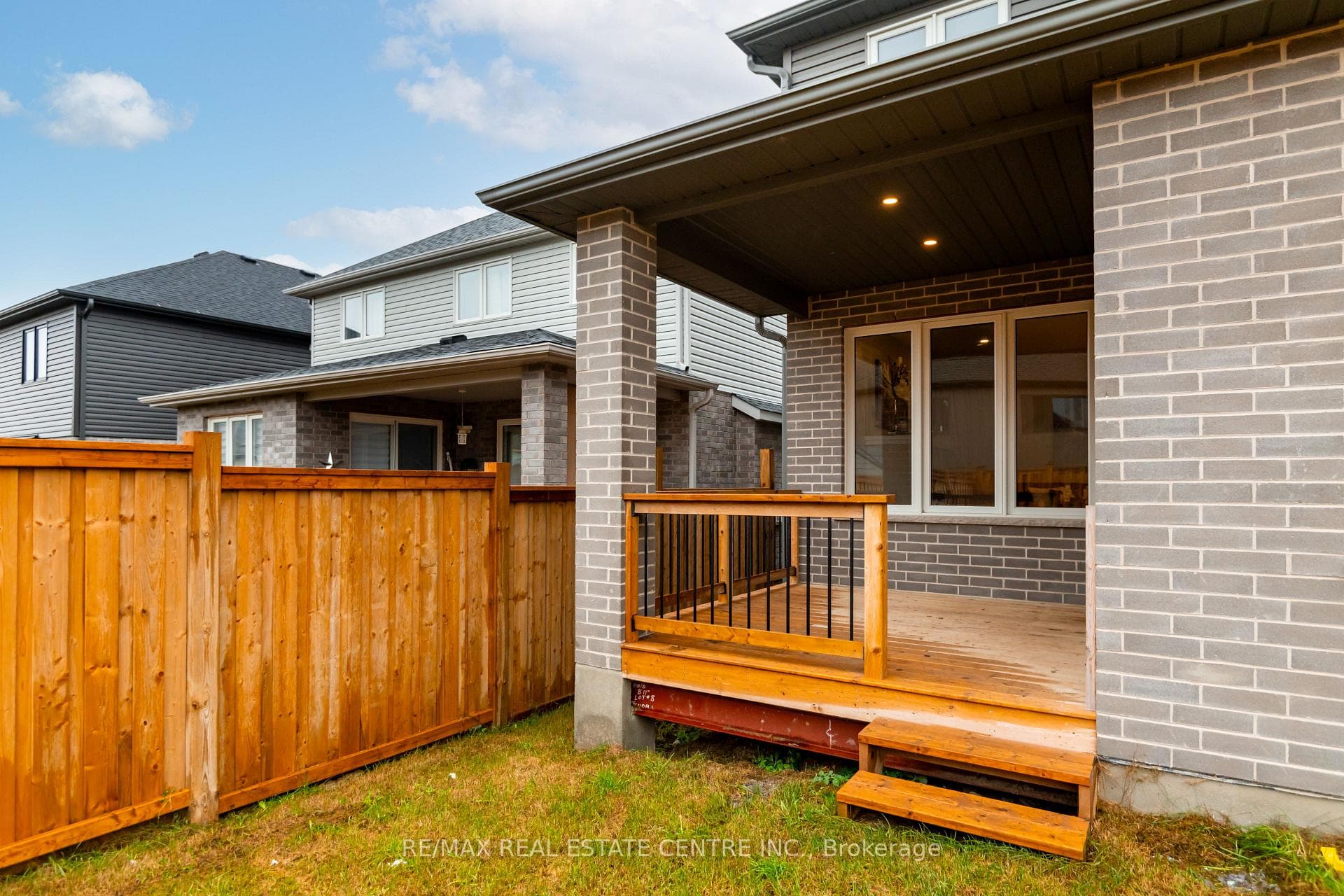 15 Tindall Crescent photo 40
