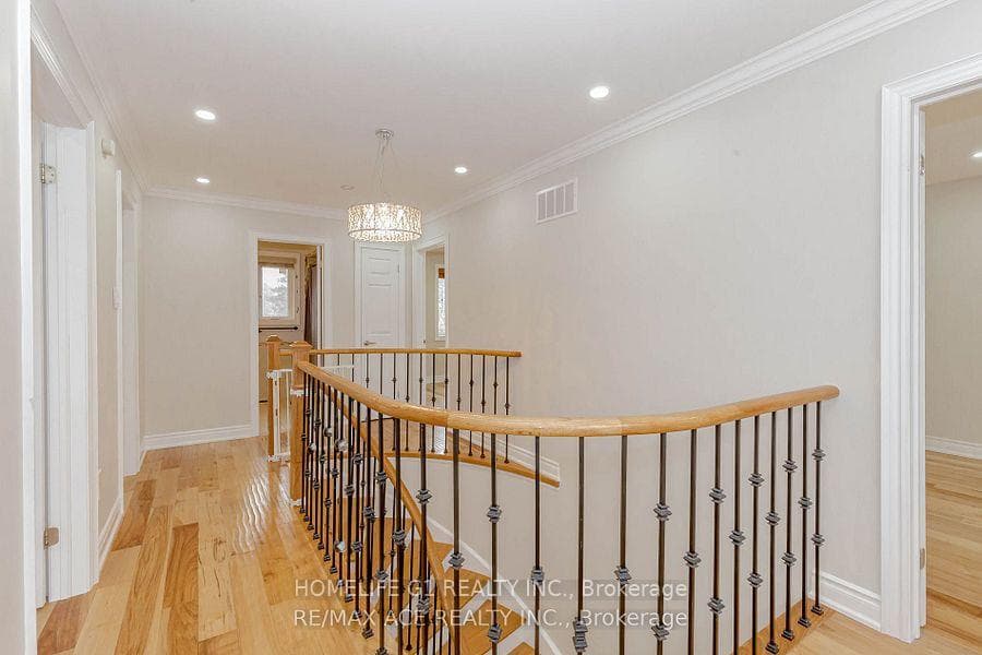 1319 Greenwood Crescent photo 20