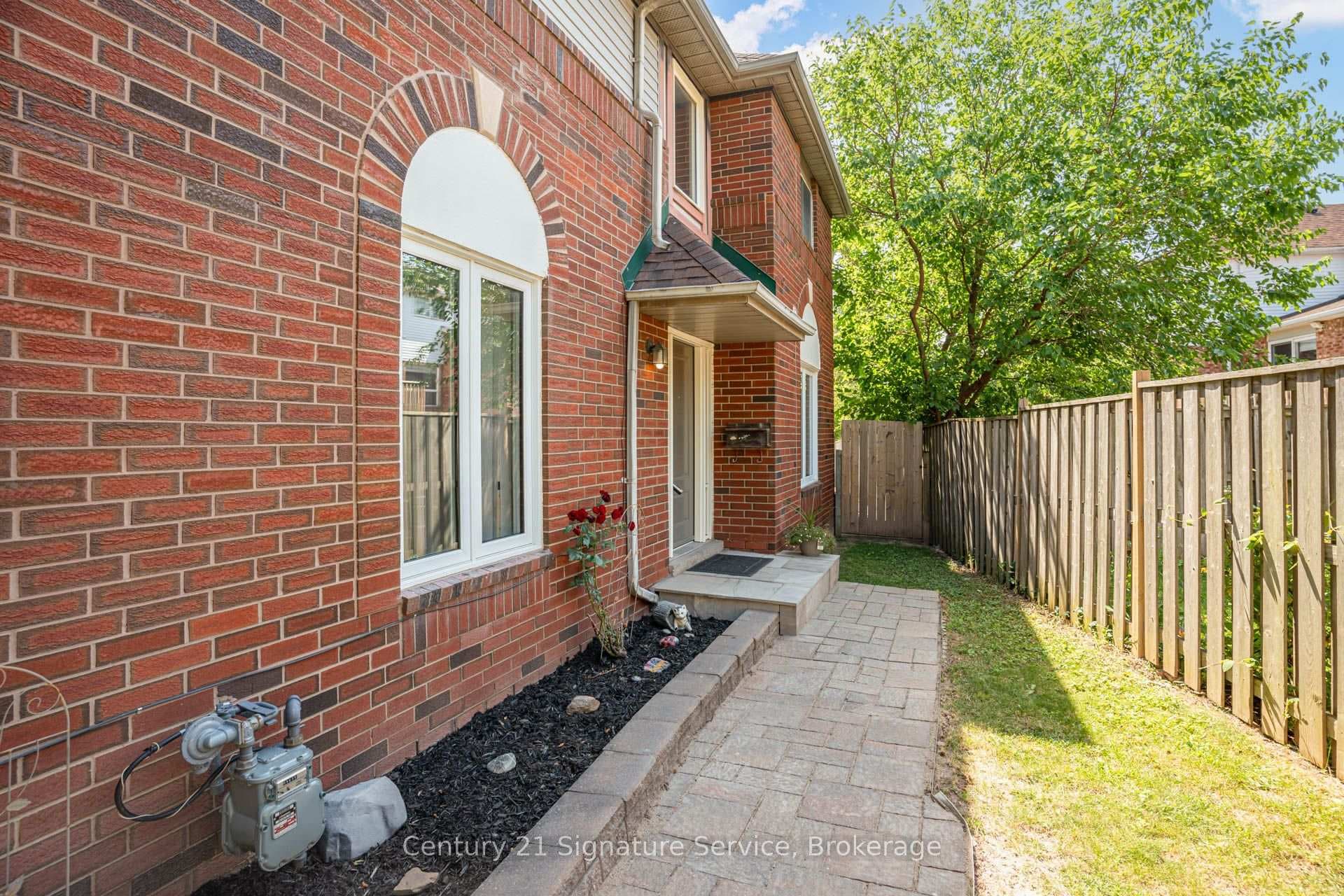 2755 Lindholm Crescent photo 6
