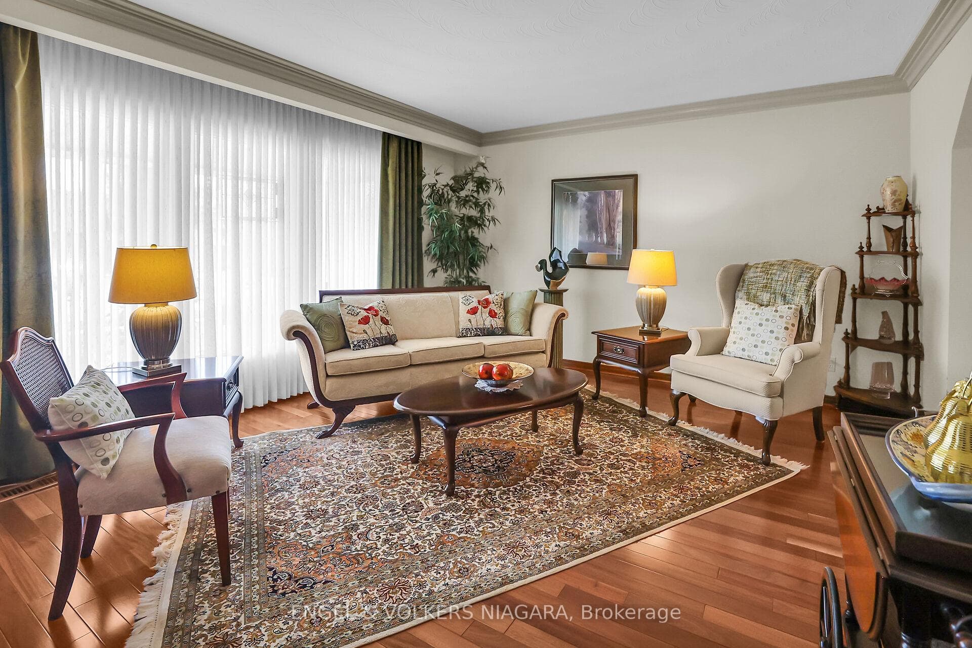 15 Butler Crescent photo 5
