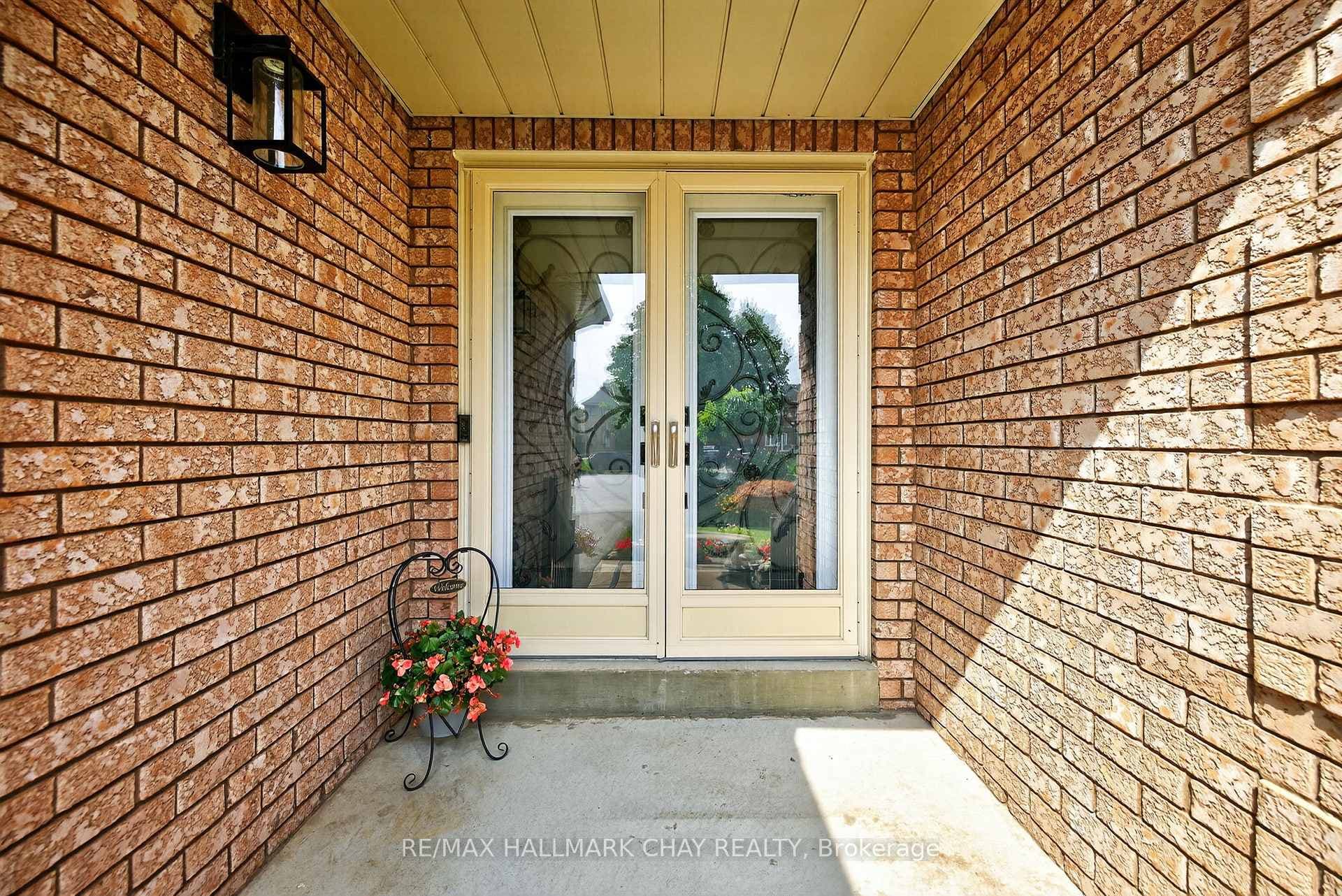 114 Sweetbriar Court photo 4