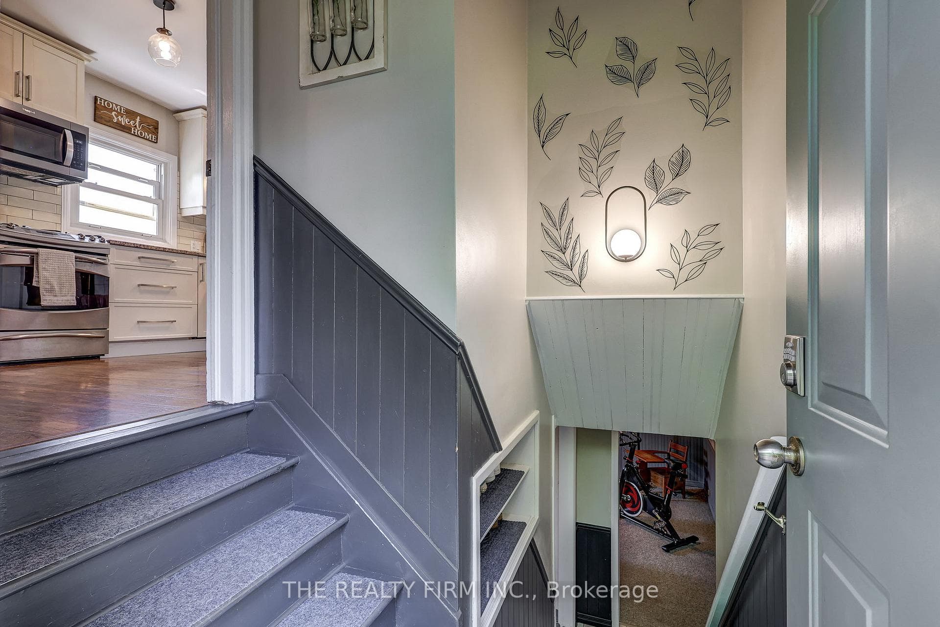 697 Victoria Street photo 21