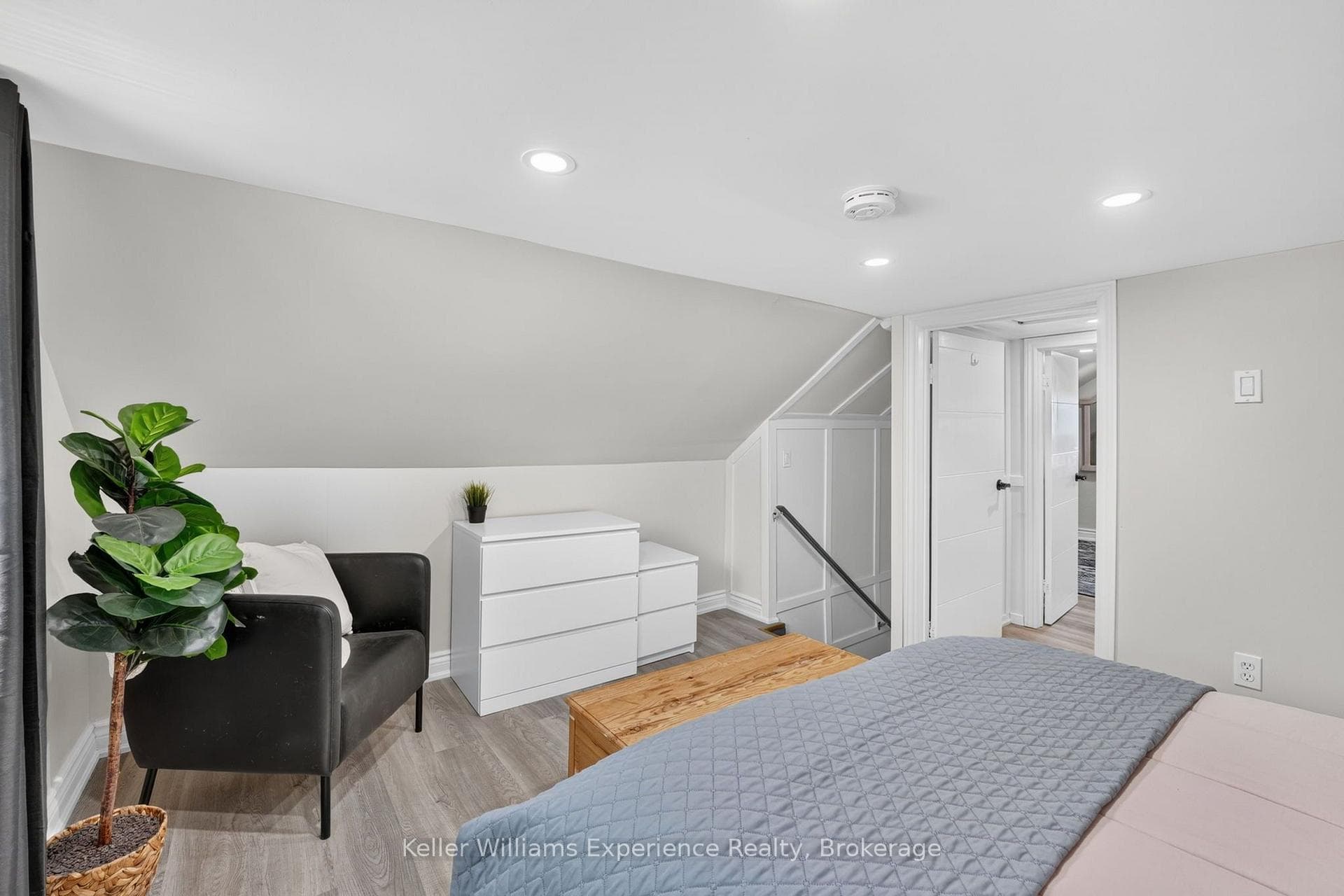 680 Ontario Street photo 19