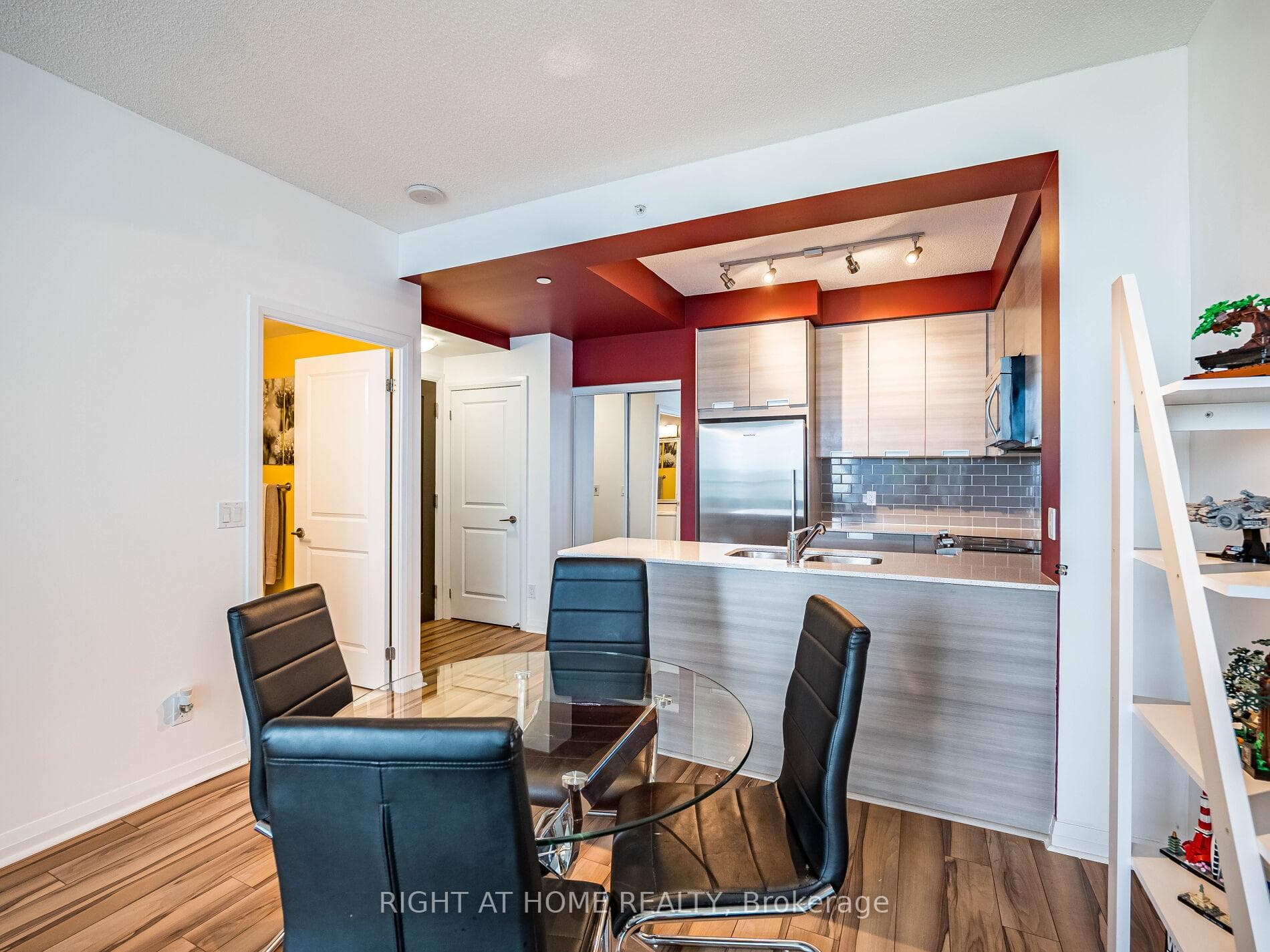 55 Eglinton Avenue Unit 1301 photo 16
