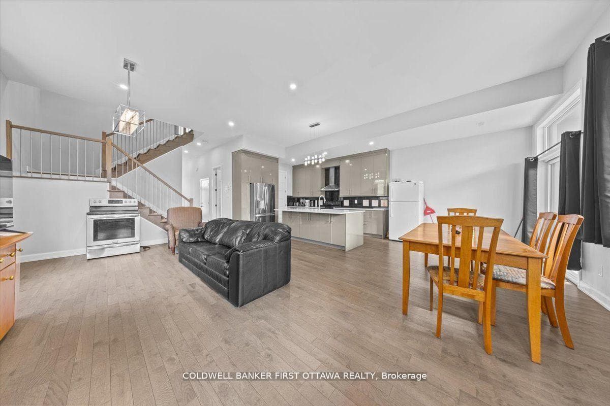 562 QUEEN MARY Street photo 11
